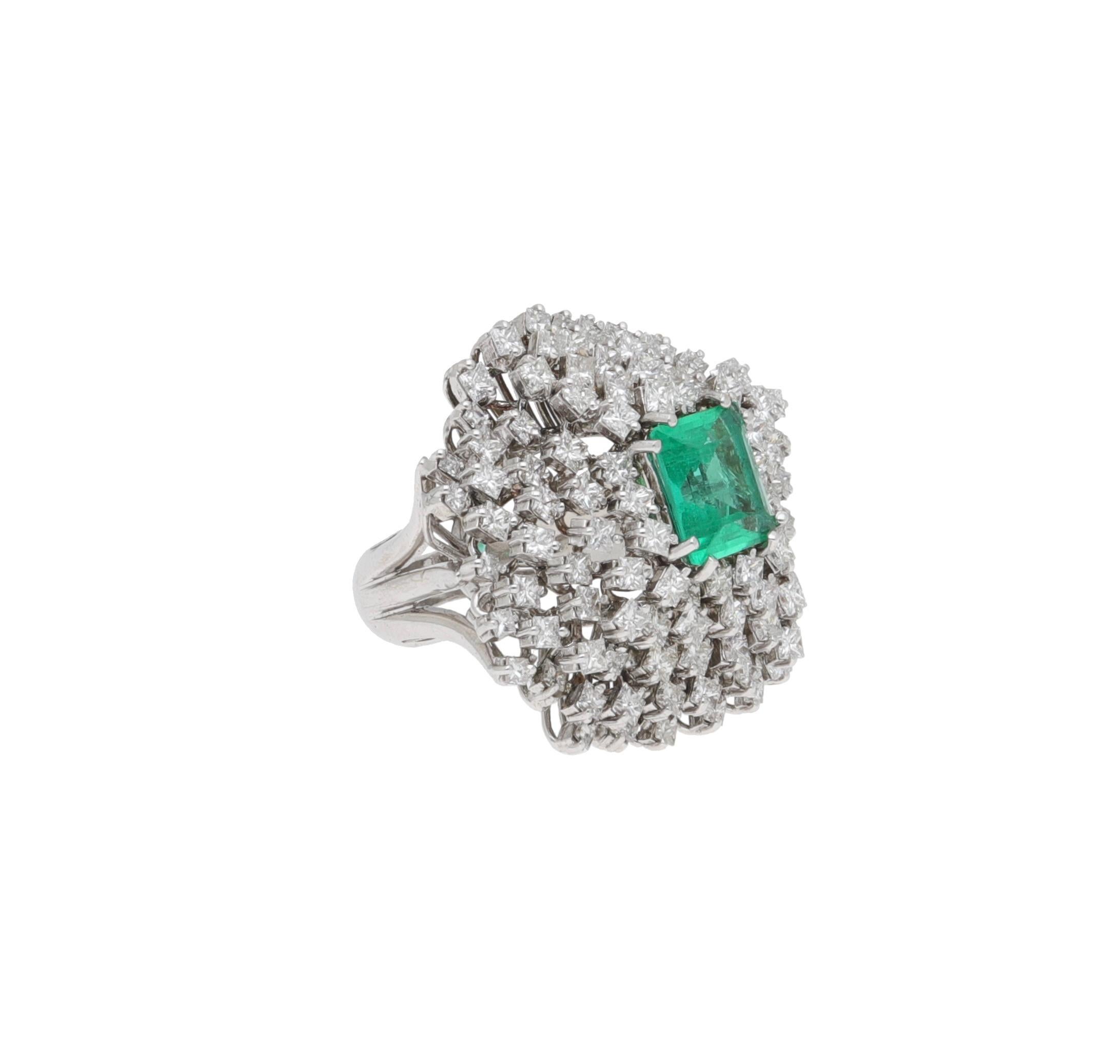 Vintage 18 Kt. Anillo Cóctel Esmeralda Diamantes Oro Blanco Corte brillante en venta