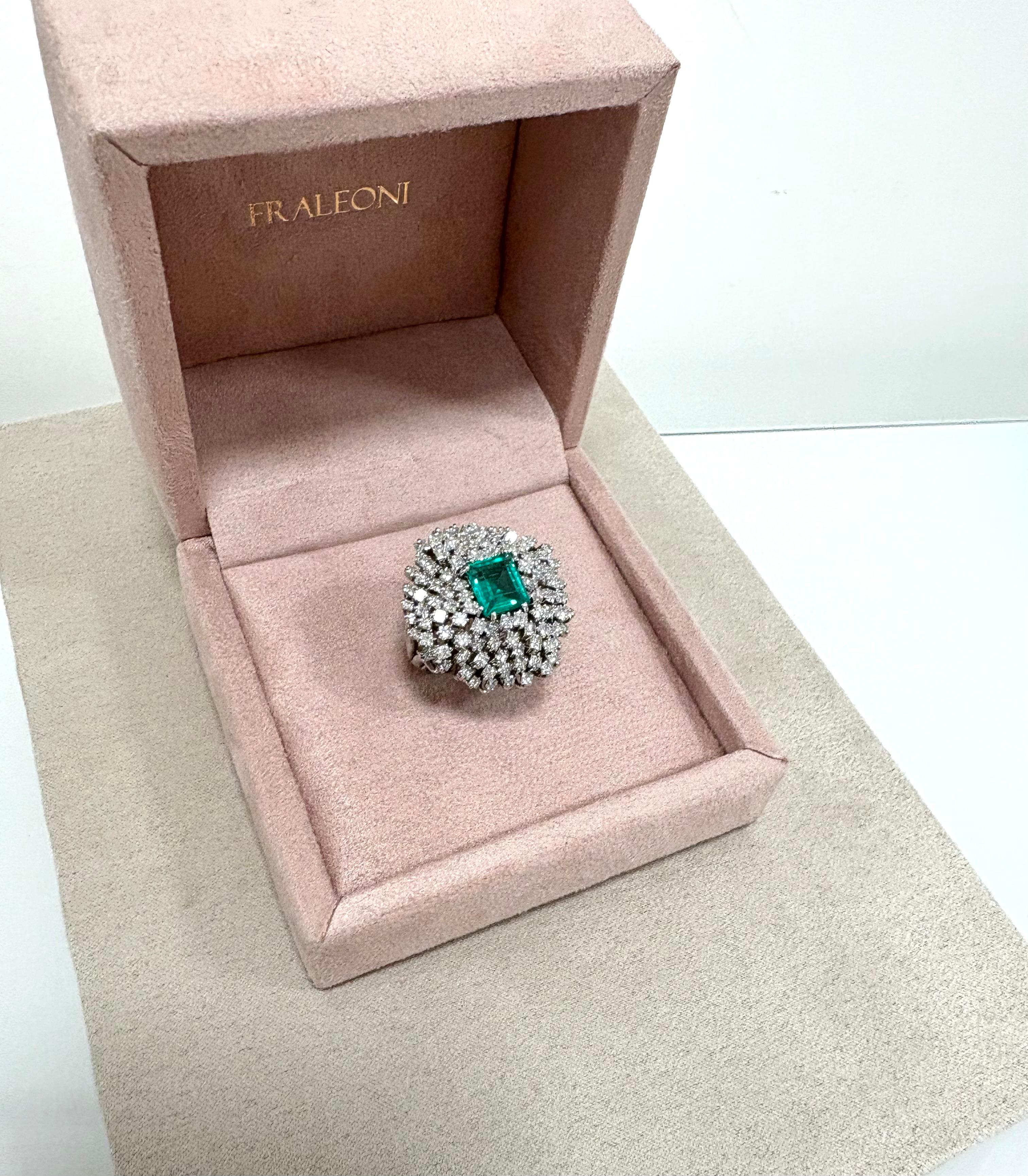 Vintage 18 Kt. Anillo Cóctel Esmeralda Diamantes Oro Blanco en Excelente estado para la venta en Rome, IT