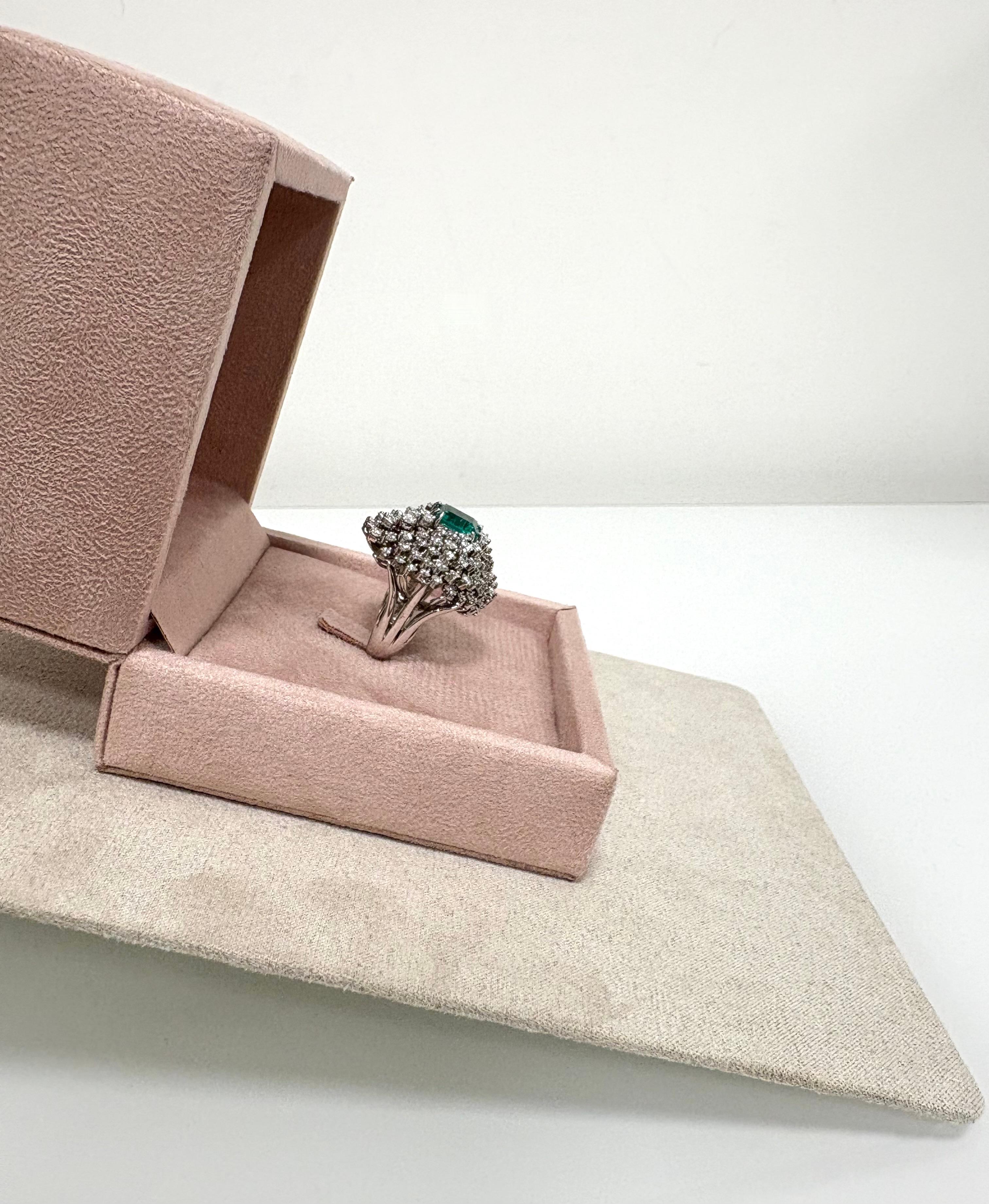 Vintage 18 Kt. Anillo Cóctel Esmeralda Diamantes Oro Blanco en venta 1