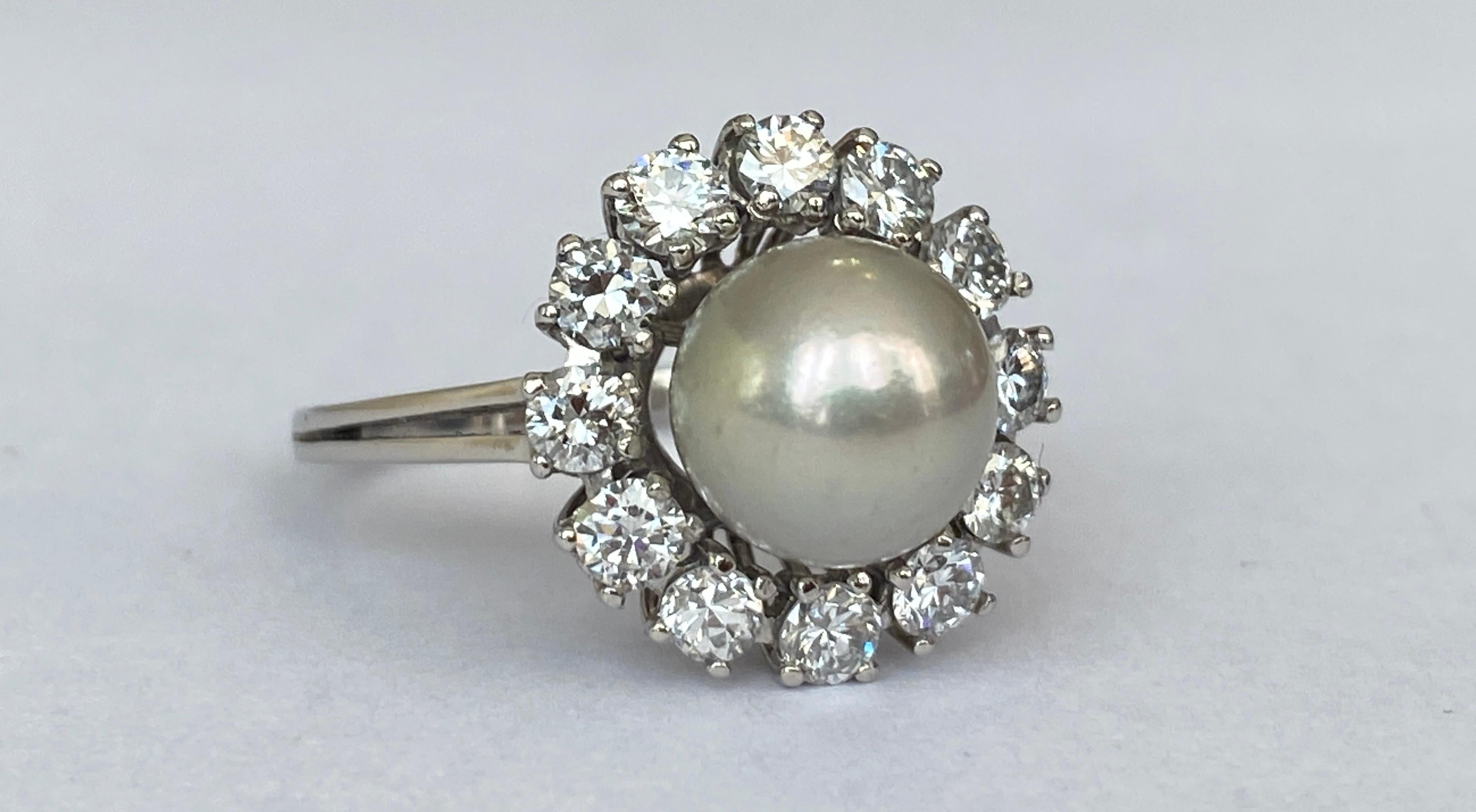 Vintage-Ring aus Weißgold mit  Süßwasserperle und  Diamanten (Brillantschliff)