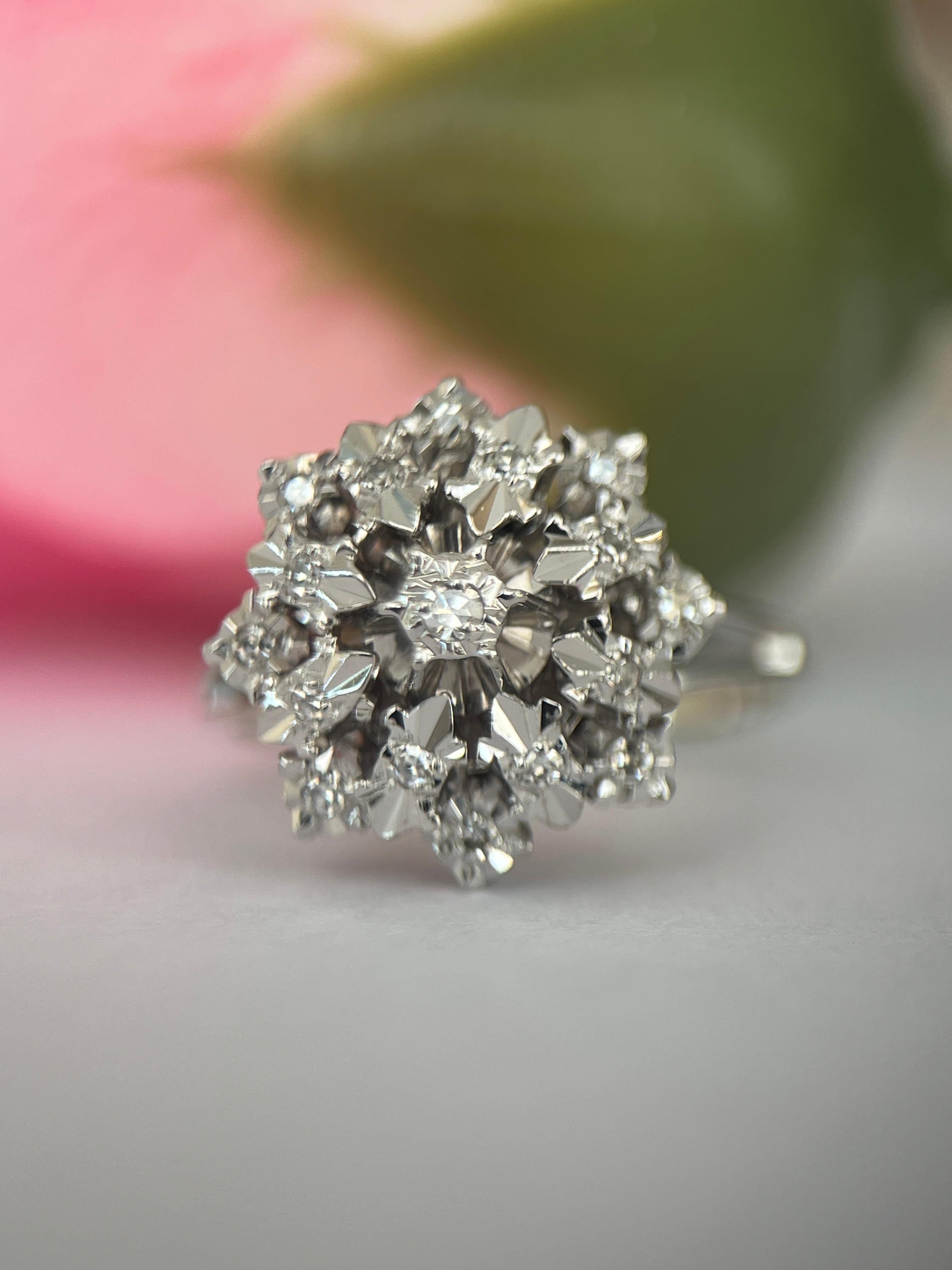 Ein Vintage 18 kt witgouden rozet-cluster ring ist ein eleganter und klassischer Ring mit einem rozetvormig ontwerp, in dem noch mehr achteckig geschliffene Diamanten eingefasst sind. Der Ring hat ein 18-karätiges Band mit einer verfeinerten