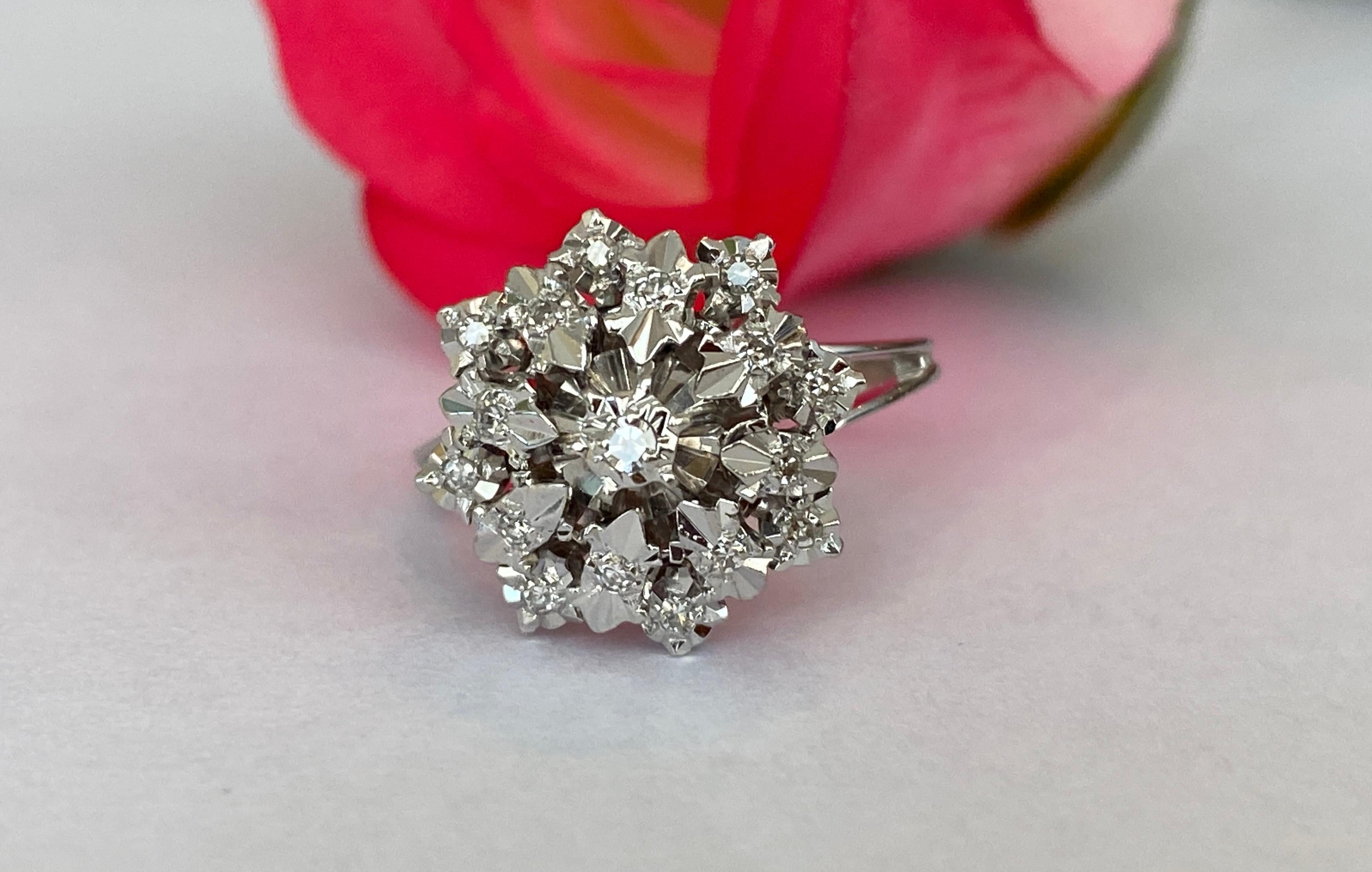 Vintage 18 kt Weißgold Rosette Cluster-Cluster-Diamantenring (Retro) im Angebot
