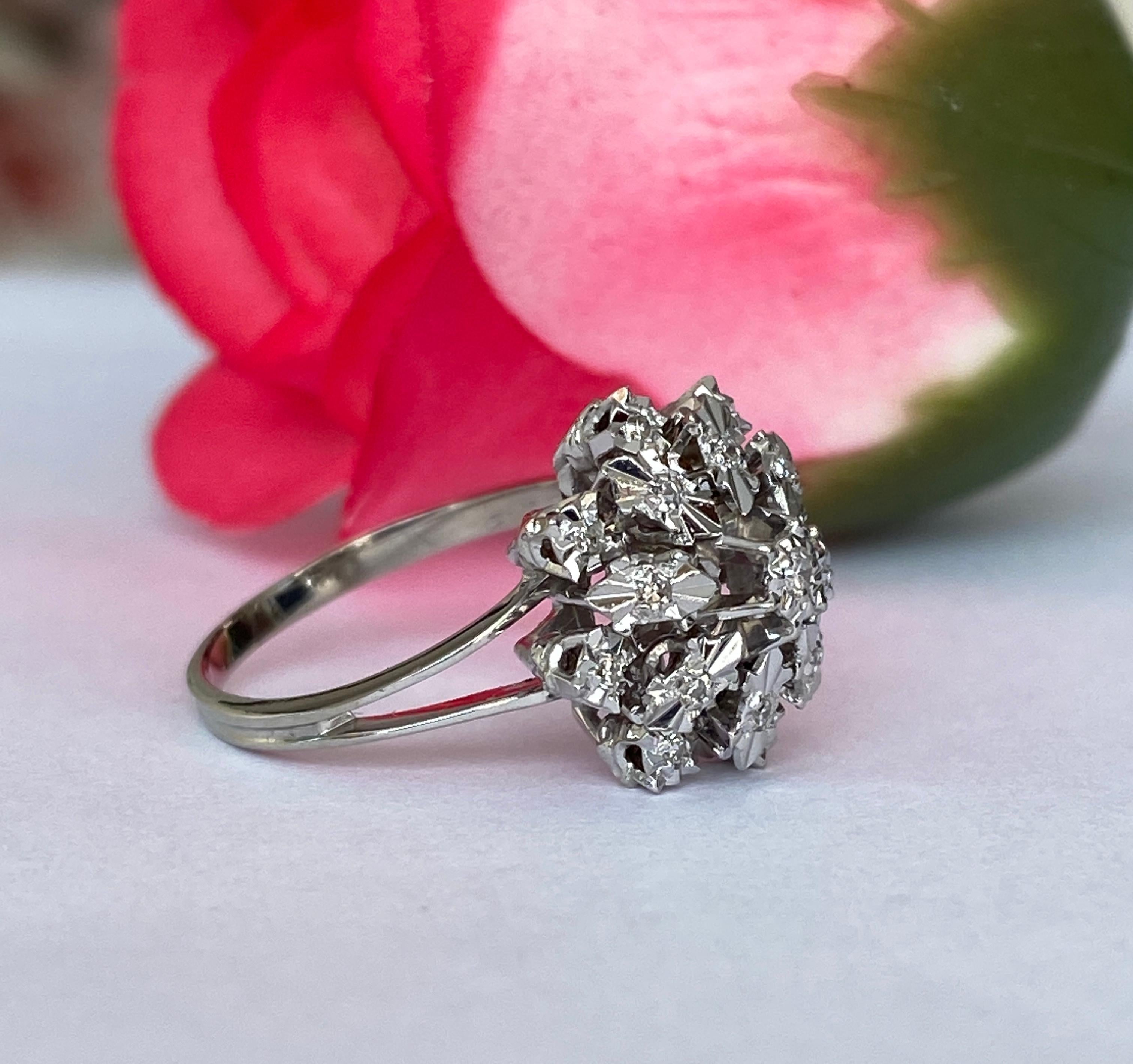 Vintage 18 kt Weißgold Rosette Cluster-Cluster-Diamantenring im Zustand „Gut“ im Angebot in AMSTERDAM, NL