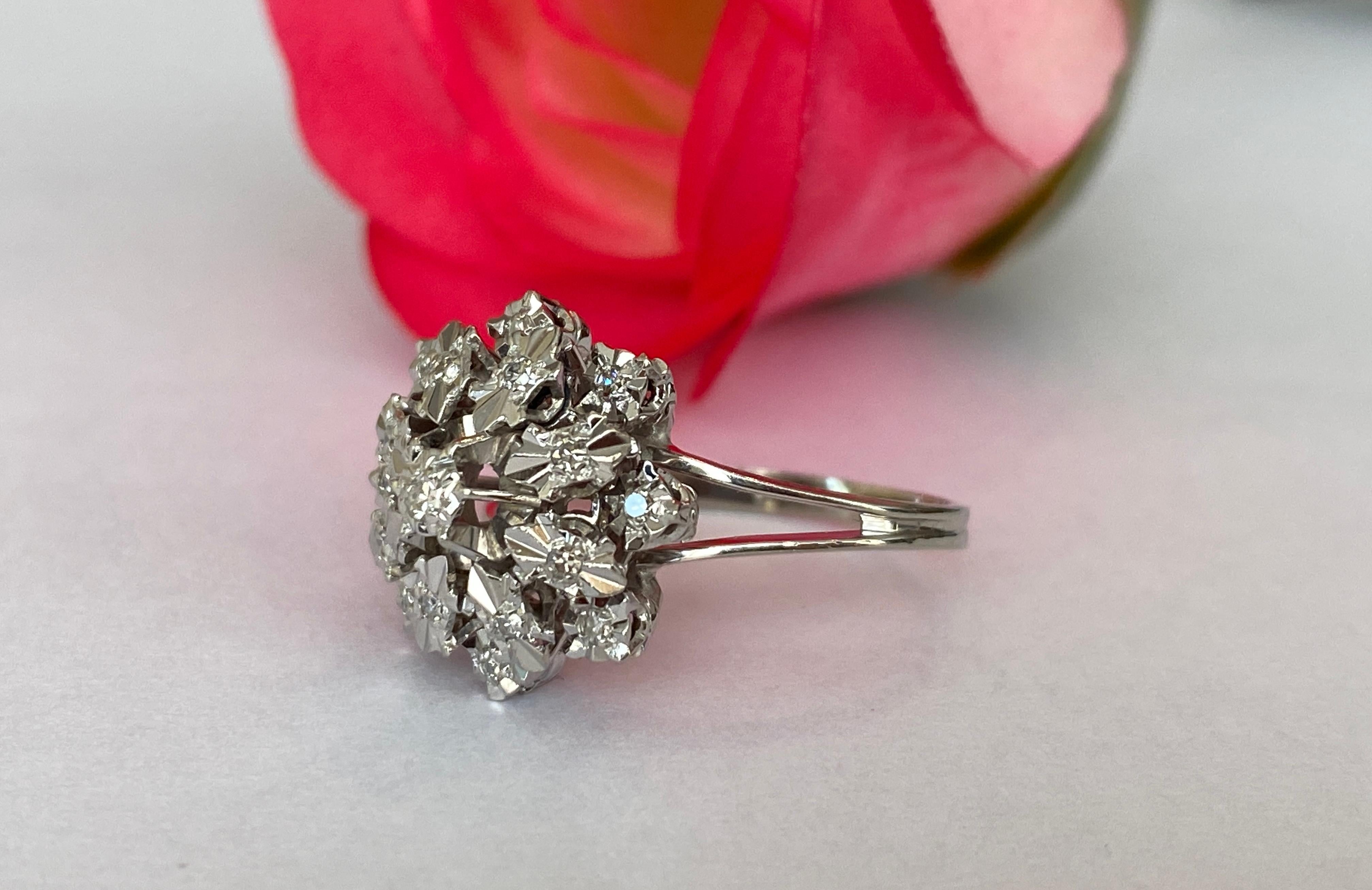 Vintage 18 kt Weißgold Rosette Cluster-Cluster-Diamantenring für Damen oder Herren im Angebot