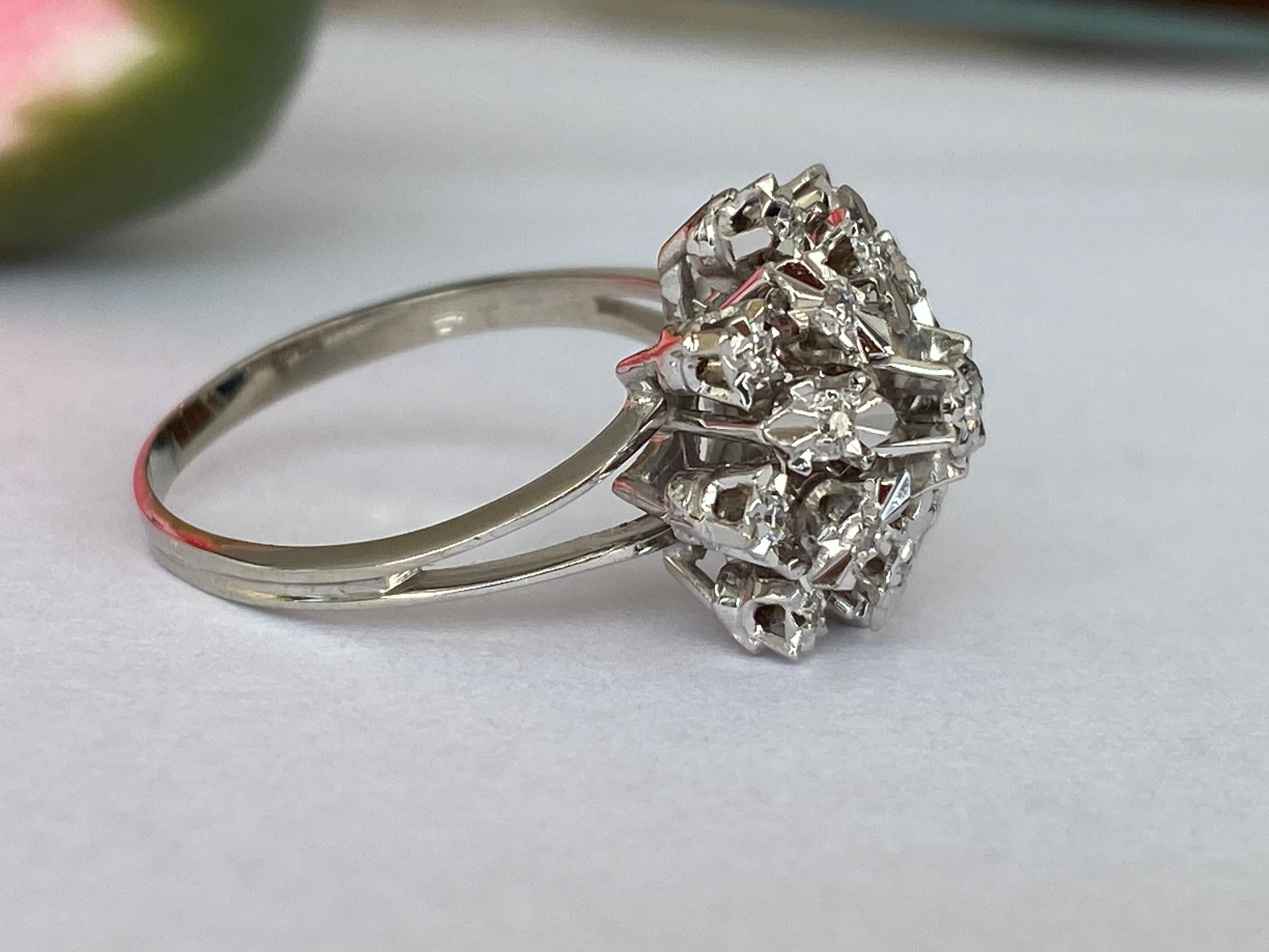 Vintage 18 kt Weißgold Rosette Cluster-Cluster-Diamantenring im Angebot 1