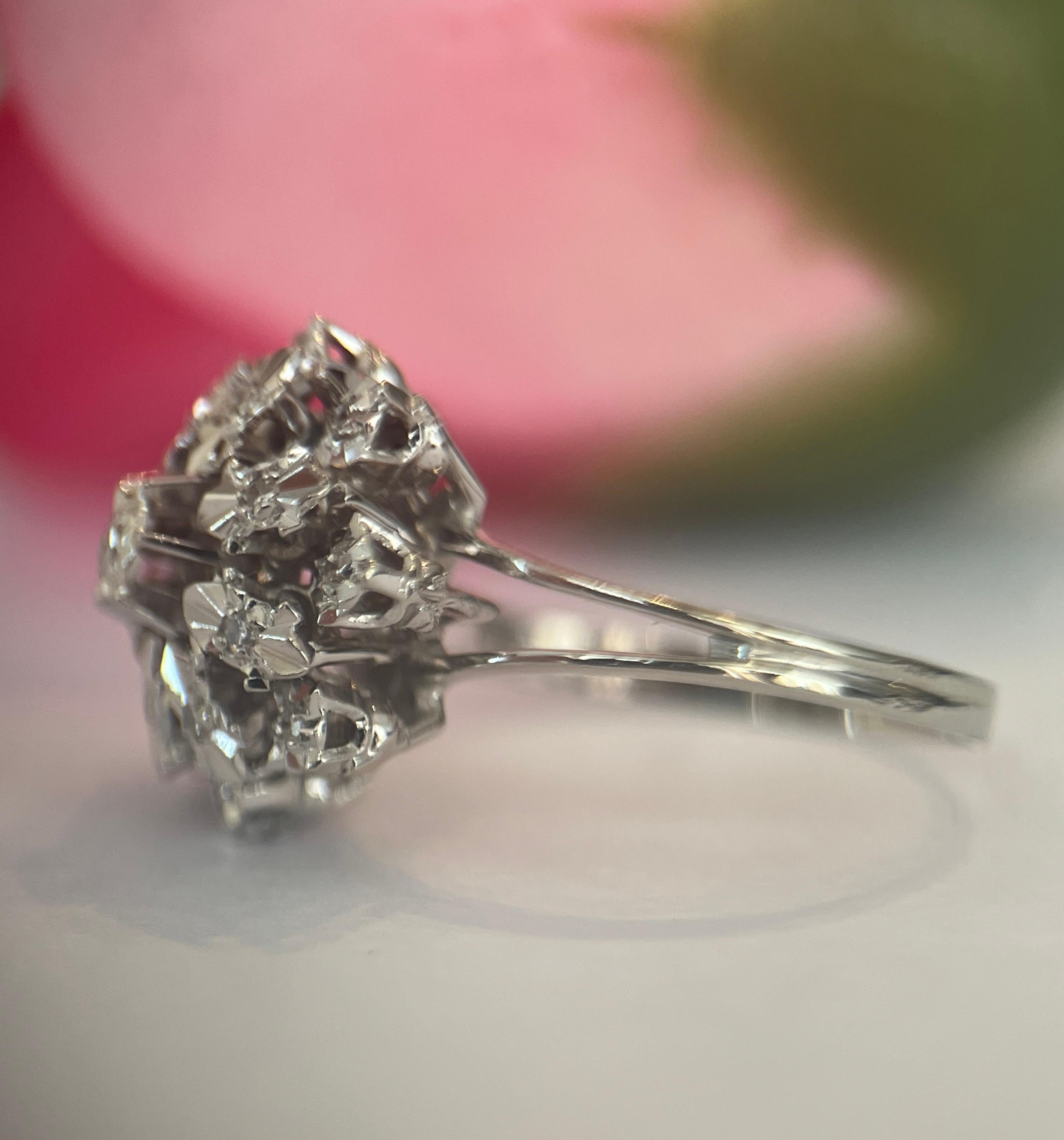 Vintage 18 kt Weißgold Rosette Cluster-Cluster-Diamantenring im Angebot 2
