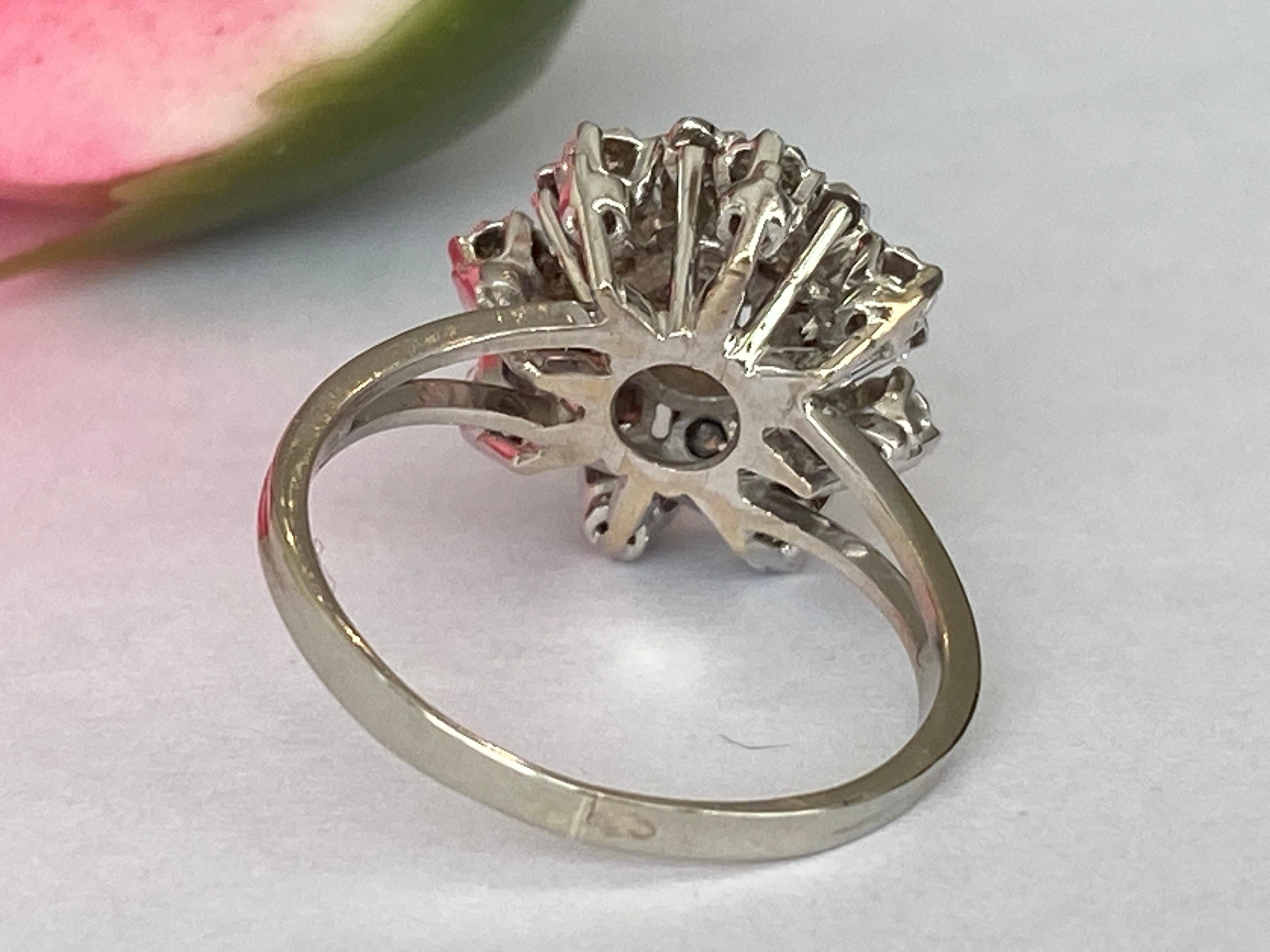 Vintage 18 kt Weißgold Rosette Cluster-Cluster-Diamantenring im Angebot 3
