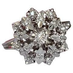 Bague rosette en or blanc 18 carats avec diamants