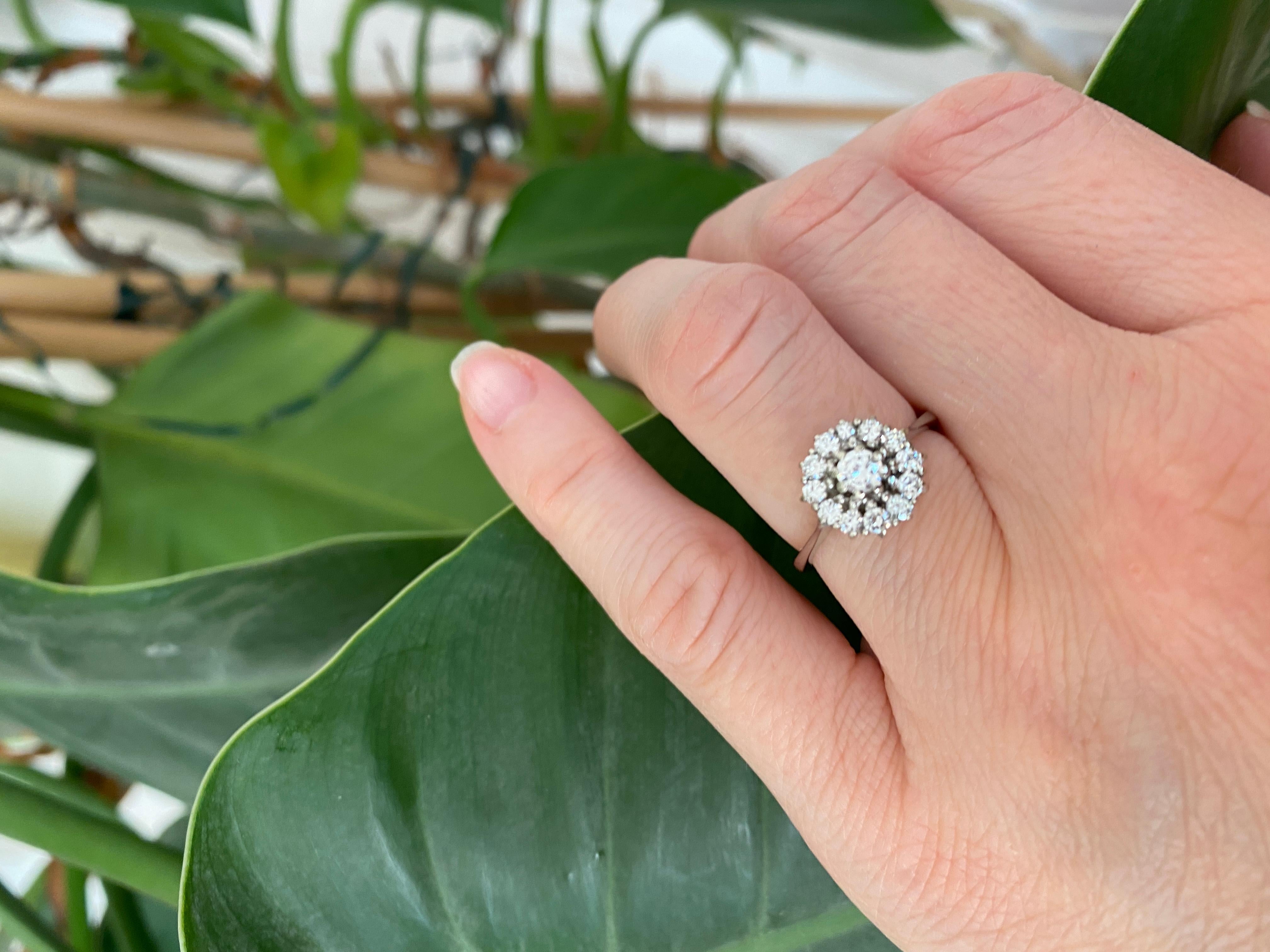 Anello di fidanzamento con diamanti a rosetta in oro bianco 18 kt vintage in vendita 4