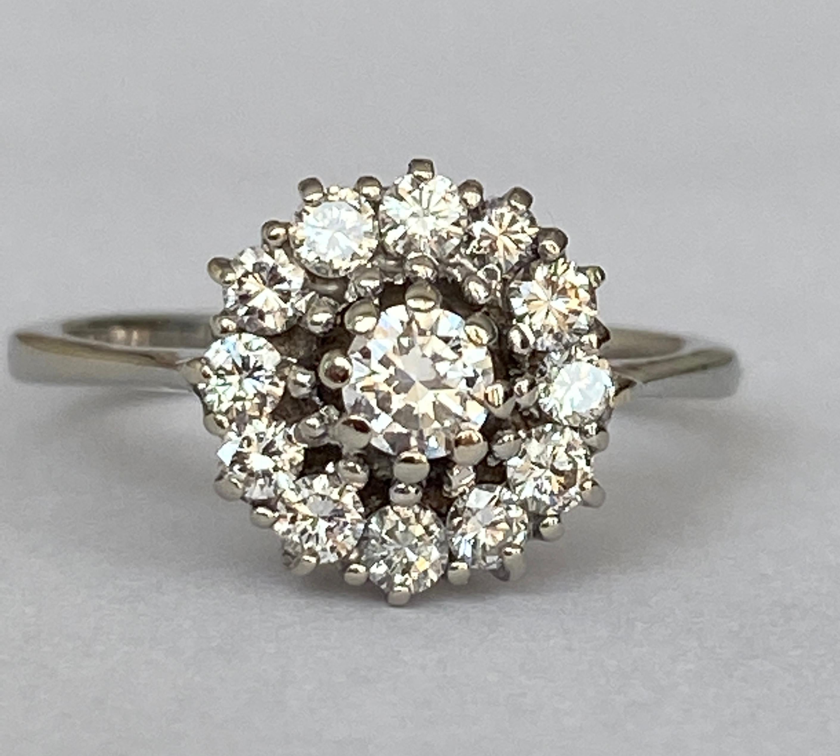 Romantico Anello di fidanzamento con diamanti a rosetta in oro bianco 18 kt vintage in vendita
