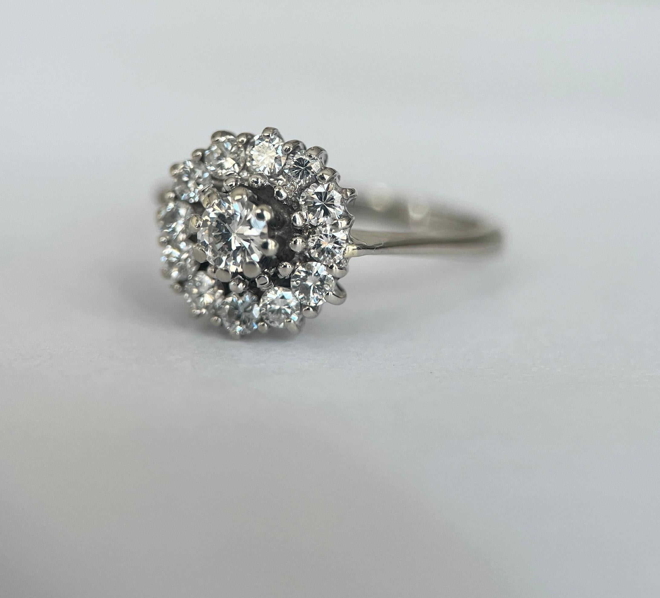 Taglio brillante Anello di fidanzamento con diamanti a rosetta in oro bianco 18 kt vintage in vendita