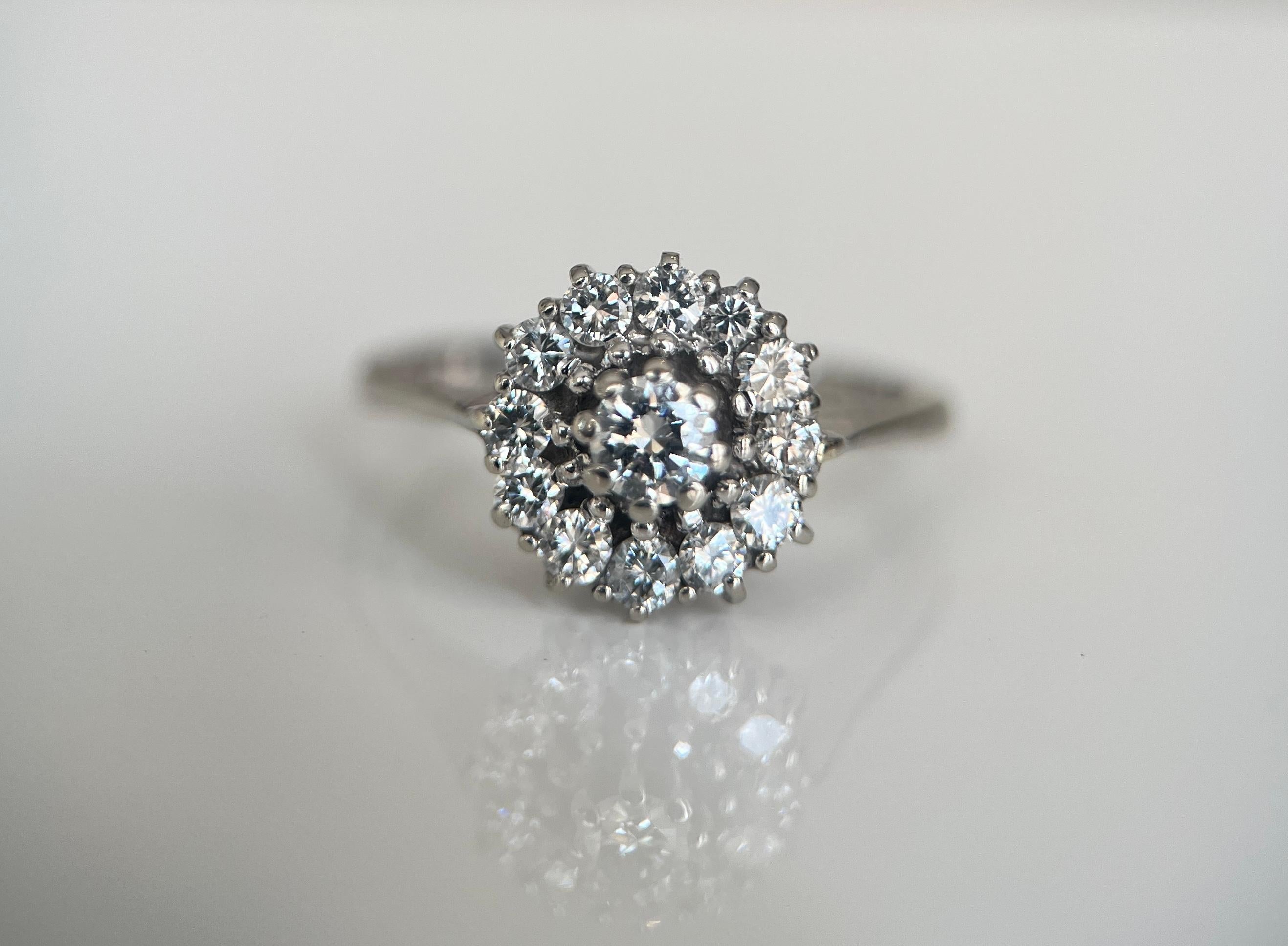 Anello di fidanzamento con diamanti a rosetta in oro bianco 18 kt vintage In condizioni buone in vendita a AMSTERDAM, NL