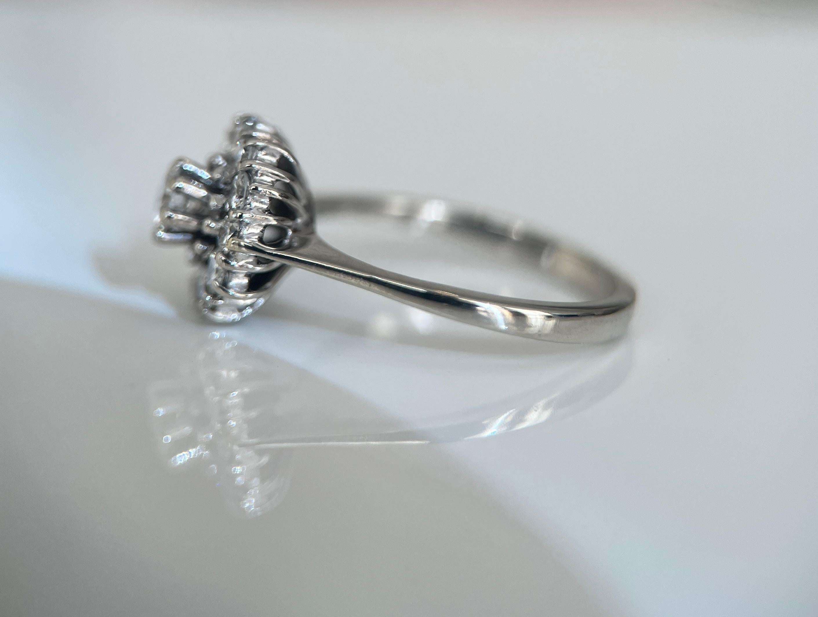 Anello di fidanzamento con diamanti a rosetta in oro bianco 18 kt vintage in vendita 2