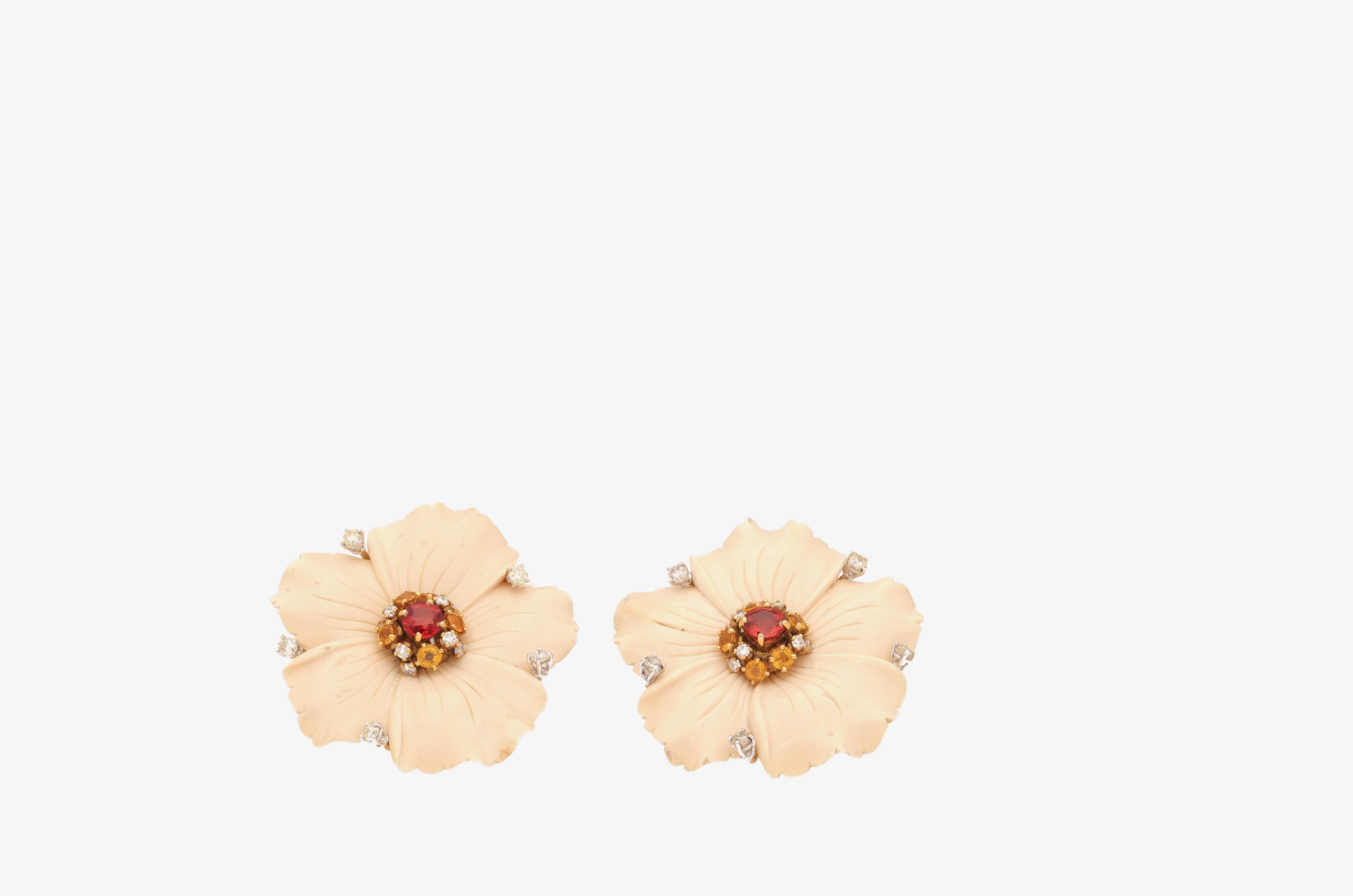 18 kt. yellow gold earrings with 1.00 carat of round-cut diamonds and multicolored sapphires.
This beautiful pair of earrings is hand-made in Italy and has a flower shape.
The flower is realized with an engraved resin paste. 