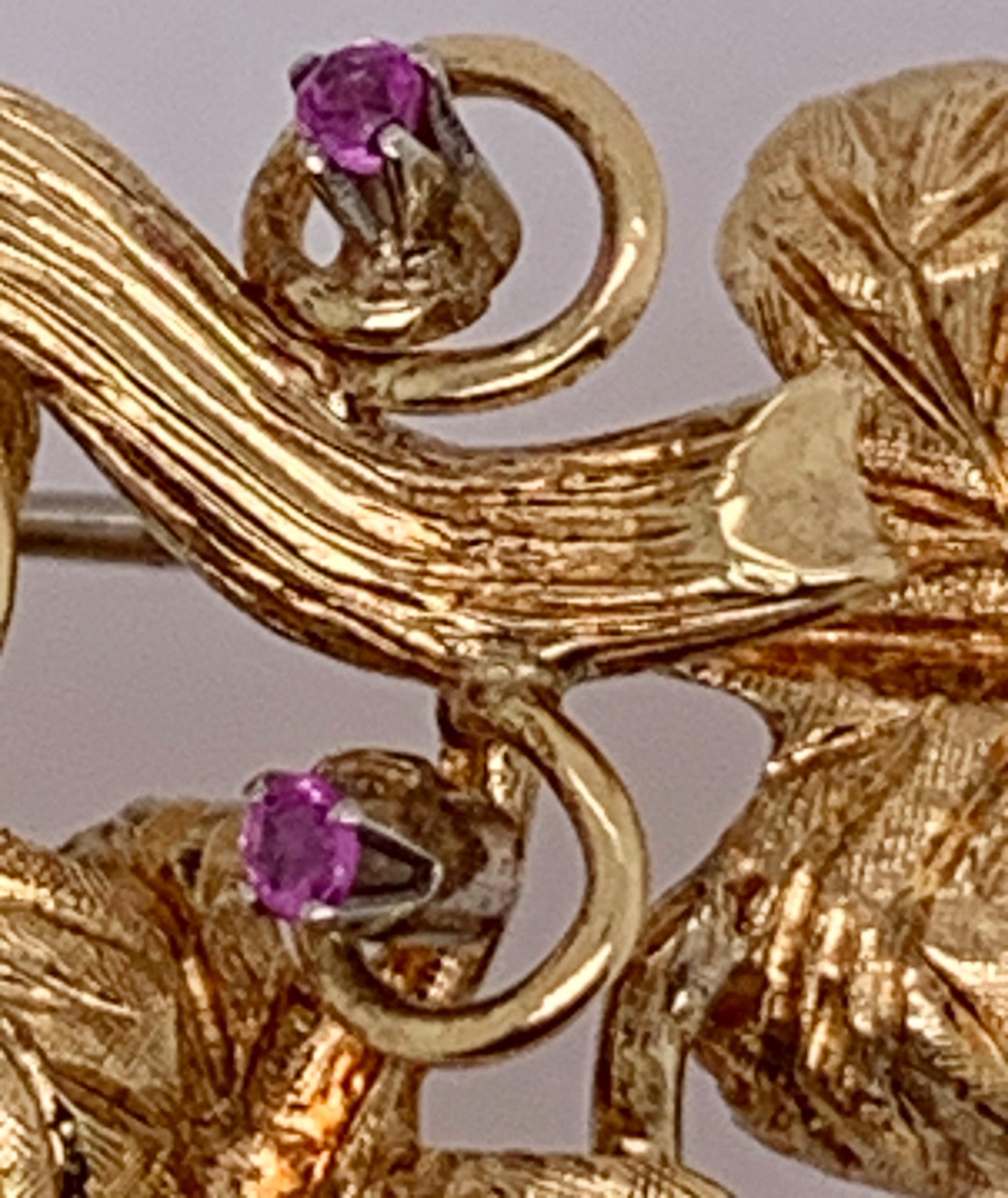 Spilla a forma di vite in oro 18 carati con rubini da 2 carati e diamanti da 0,45 carati In condizioni buone in vendita a Manhasset, NY