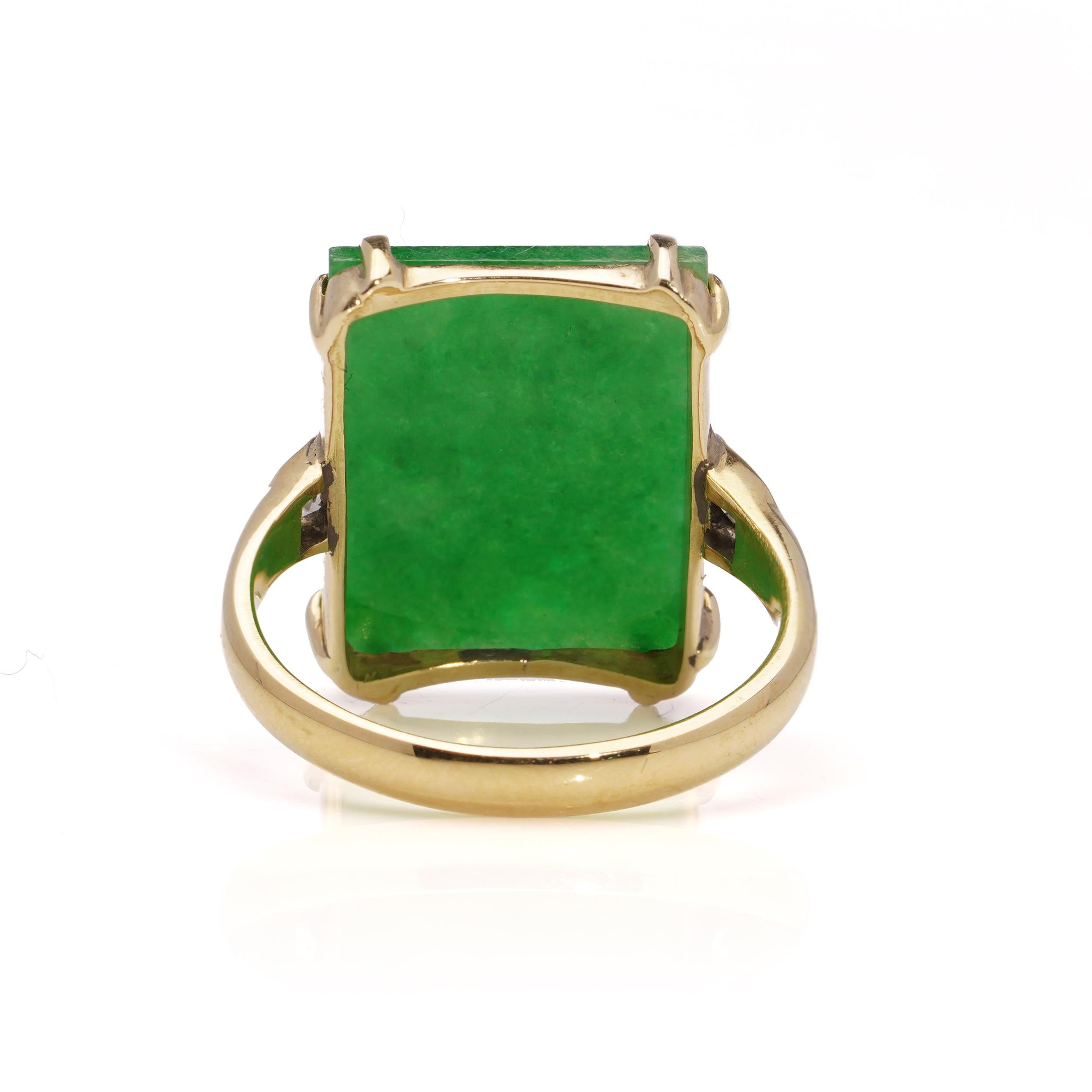 Brilliant Cut Vintage 18 kt. Yellow gold ladies' jade and diamond ring For Sale