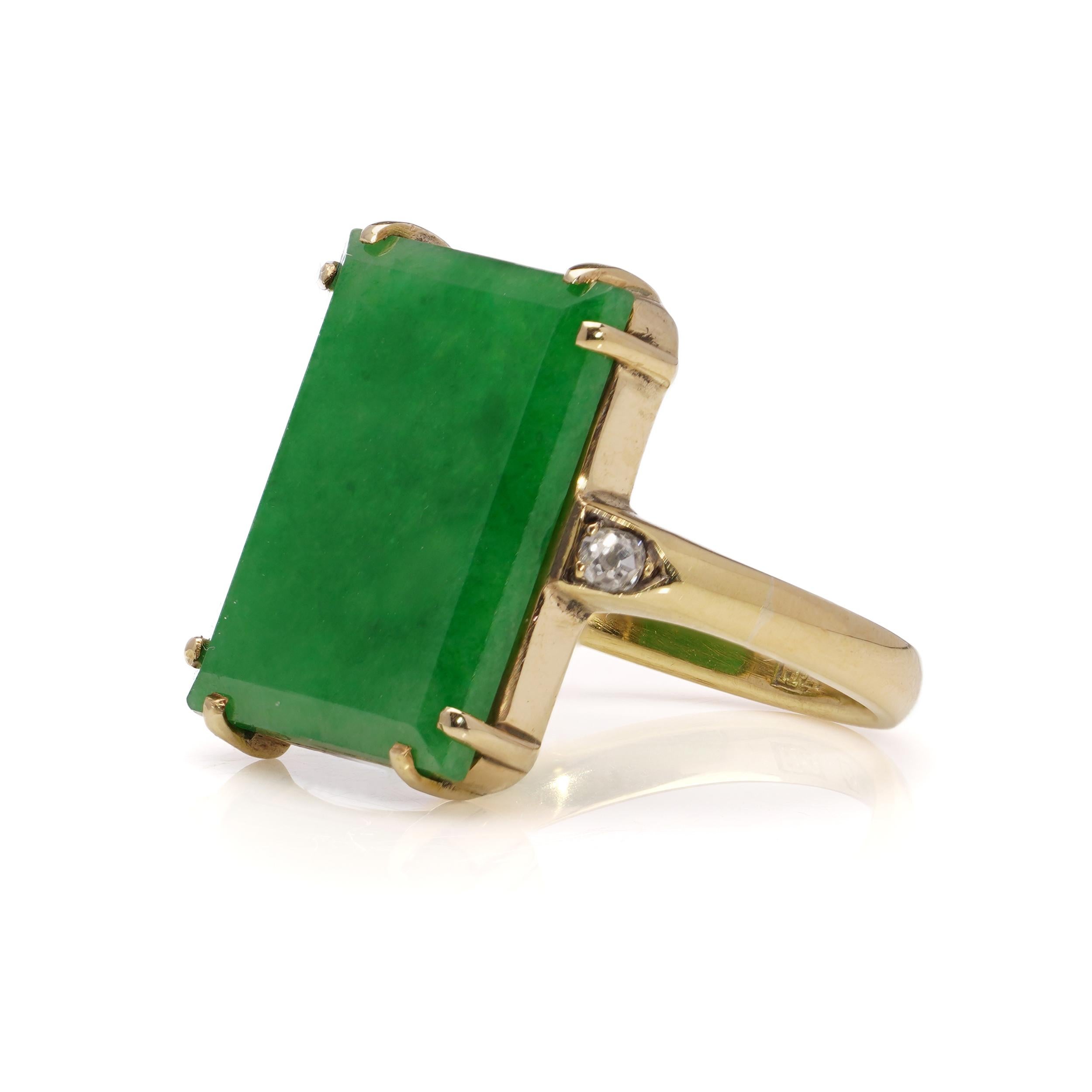 Vintage 18 kt. Yellow gold ladies' jade and diamond ring In Good Condition For Sale In Braintree, GB
