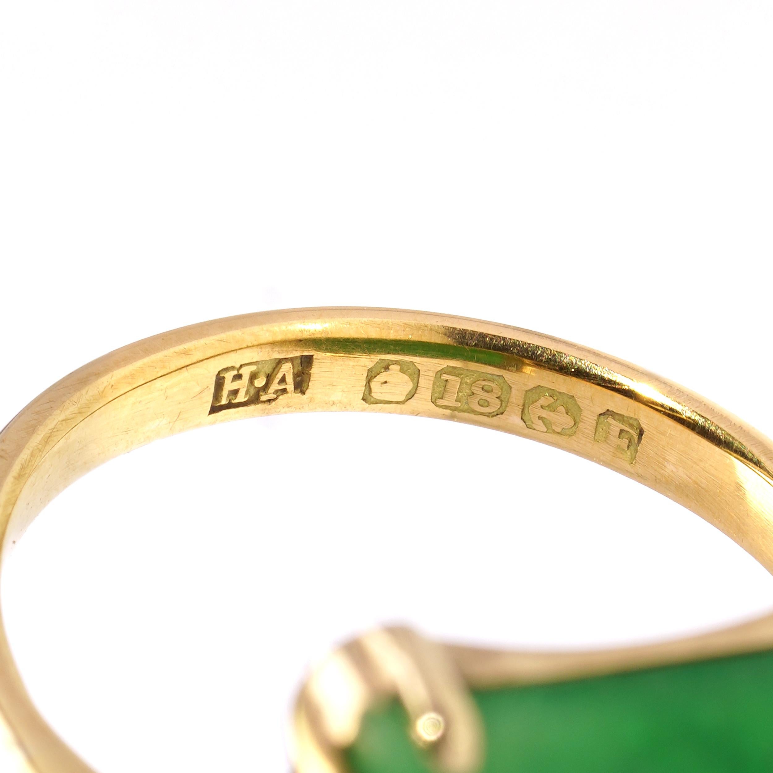 Jahrgang 18 kt. Ring aus Gelbgold mit Damenjade und Diamanten für Damen oder Herren im Angebot