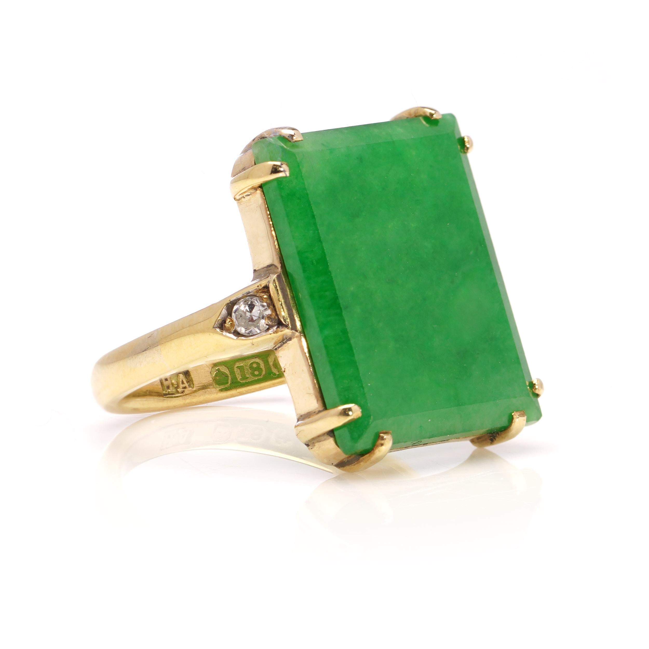 Vintage 18 kt. Yellow gold ladies' jade and diamond ring For Sale 2