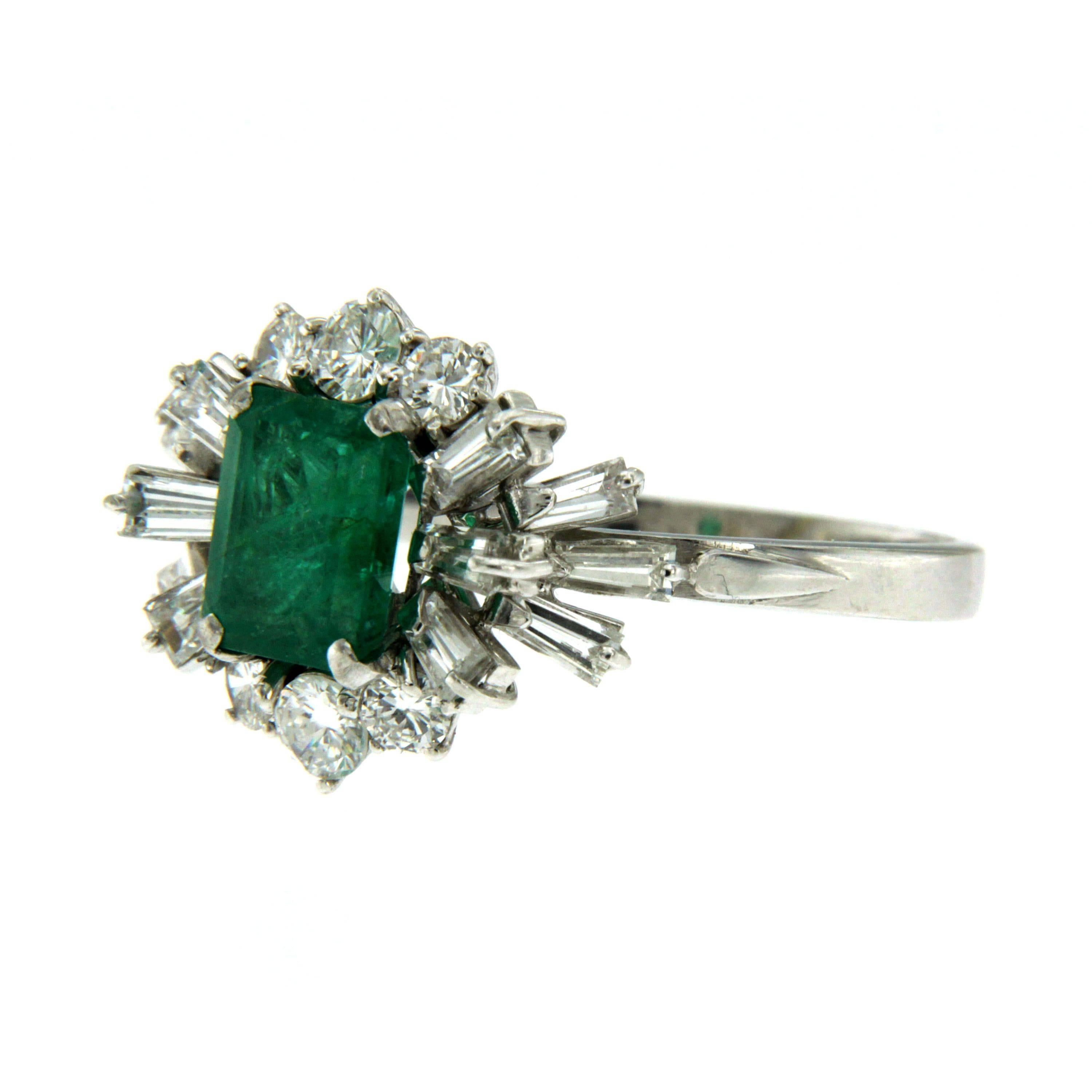 Vintage 1.80 Carat Colombian Emerald Diamond Gold Ring In Excellent Condition In Napoli, Italy