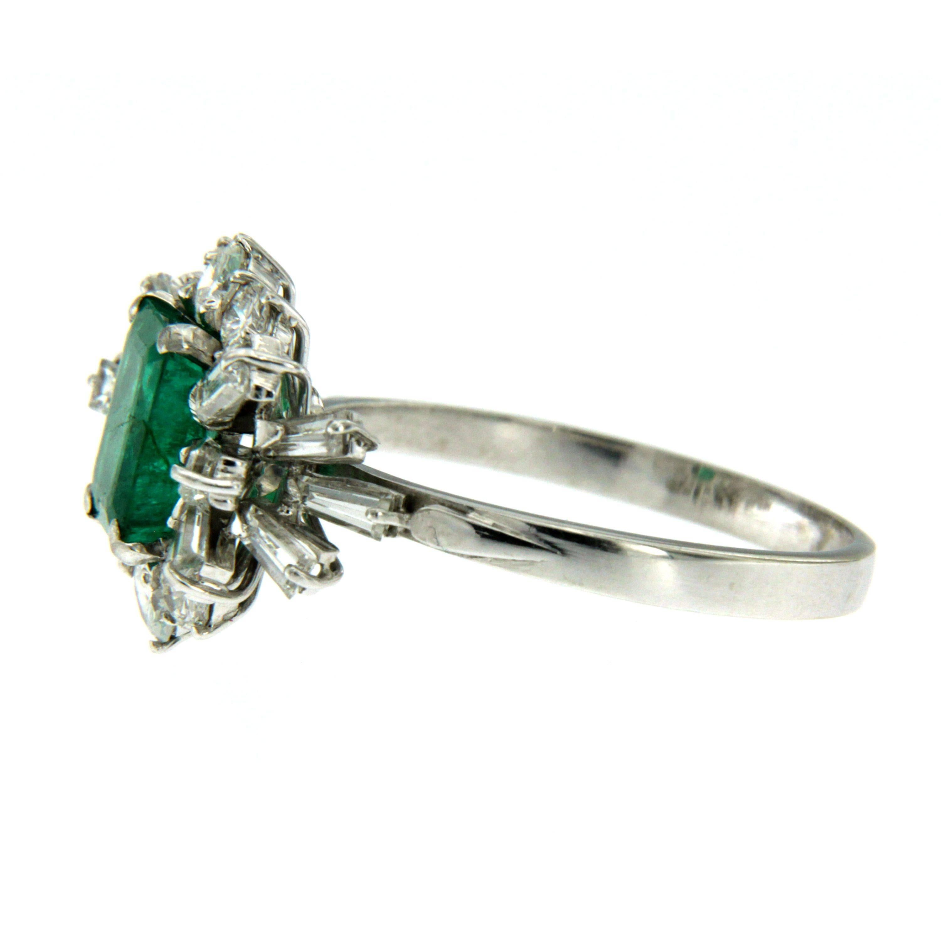 Women's Vintage 1.80 Carat Colombian Emerald Diamond Gold Ring