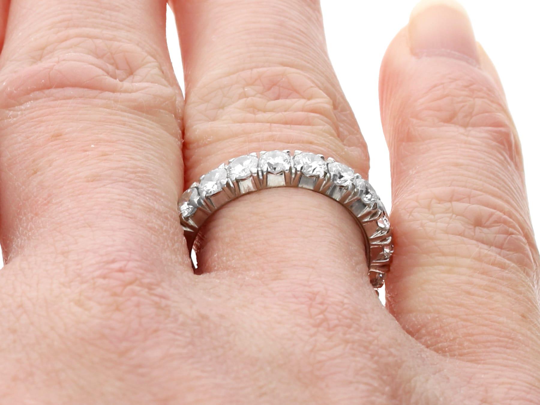 Anillo de eternidad vintage de platino y diamantes de 1.80 quilates en venta 3