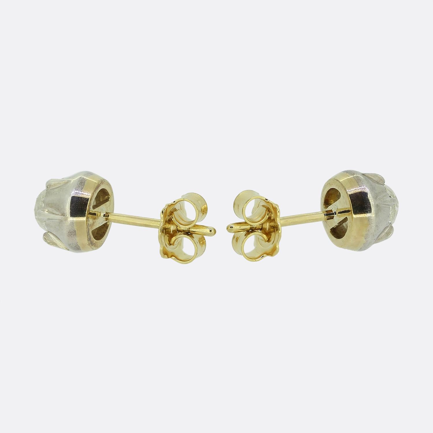 Hier haben wir ein schönes Paar Ohrstecker aus 18 Karat Gelbgold und Silber. Die Diamanten sitzen in abgeschnittenen Spannzangenfassungen im georgianischen Stil und sind klobige alte Minenschliffe. 

Zustand: Gebraucht (Sehr gut)
Gewicht: 4,6