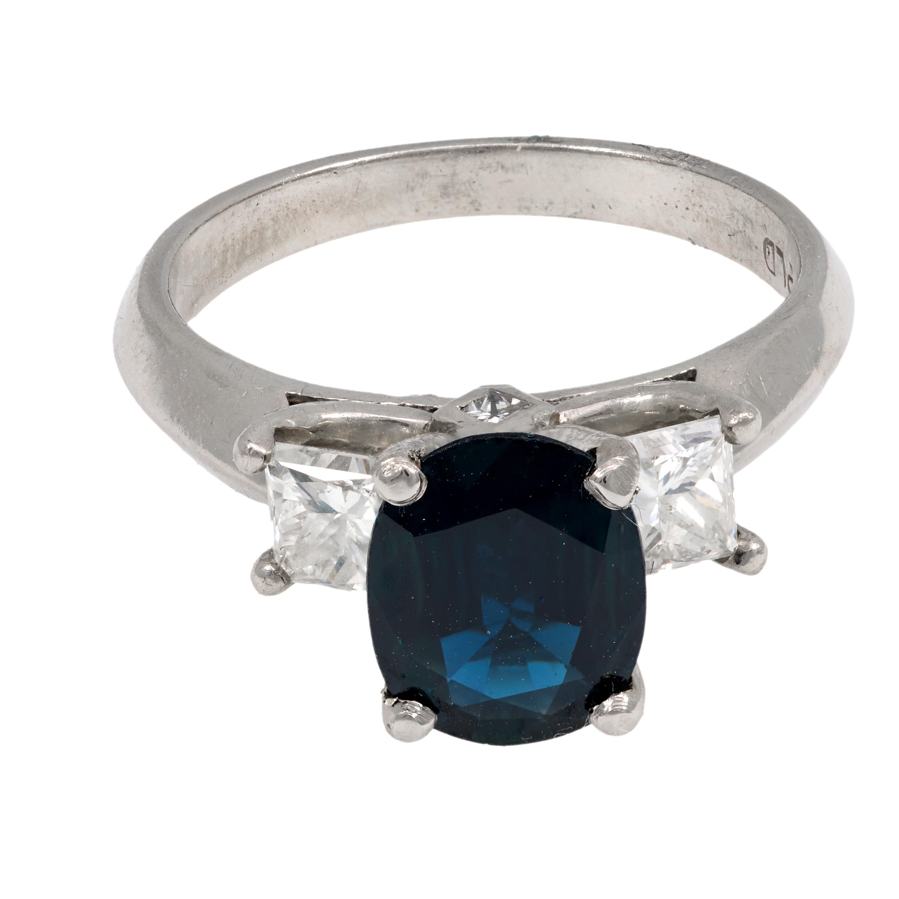 Modern Vintage 1.80 carat sapphire diamond 18k white gold ring For Sale