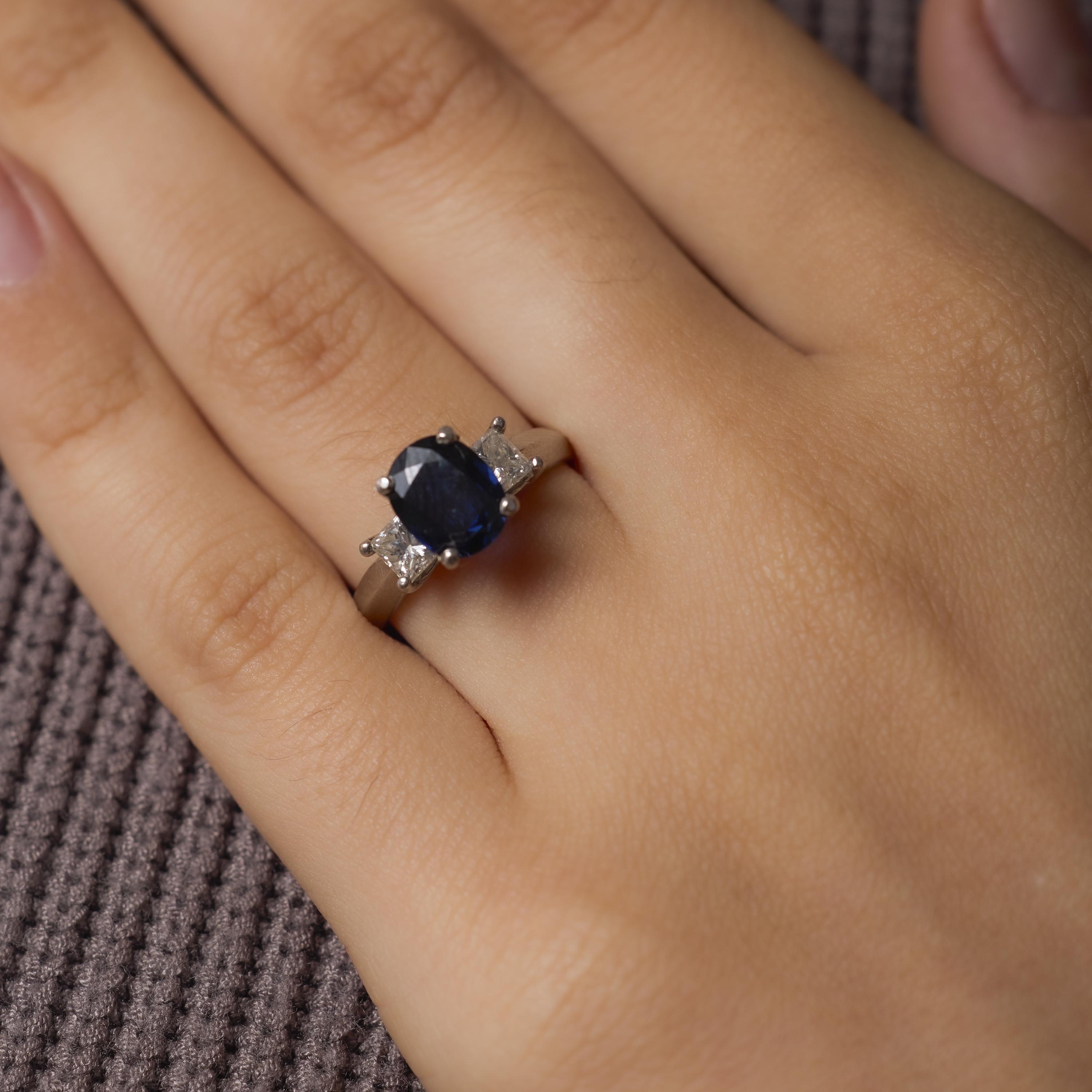 Oval Cut Vintage 1.80 carat sapphire diamond 18k white gold ring For Sale