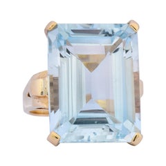 Vintage 18.00 Carat Aquamarine 14 Karat Gold Cocktail Ring