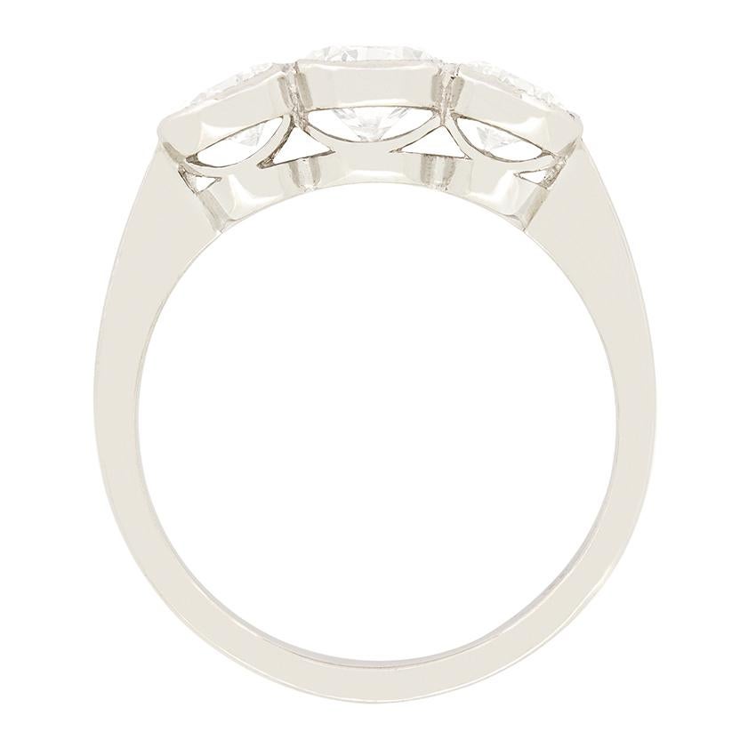 Drei wunderschöne runde Diamanten im Brillantschliff sind in diesem Trilogie-Ring aus den 1950er Jahren mit einer komplizierten Rillenverzierung versehen. In der Mitte sitzt der größte der drei Diamanten mit einem Gewicht von 0,80 Karat, das