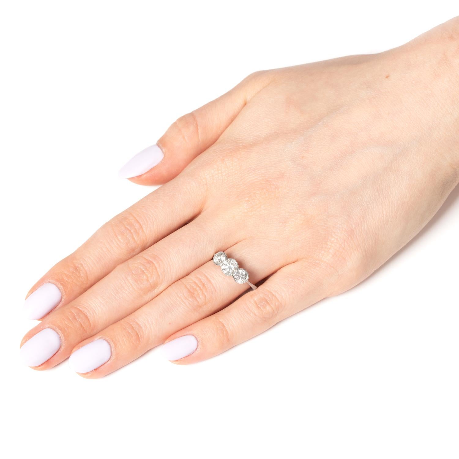 Vintage-Ring mit 1,80 Karat Diamanten und drei Steinen, ca. 1950er Jahre für Damen oder Herren im Angebot