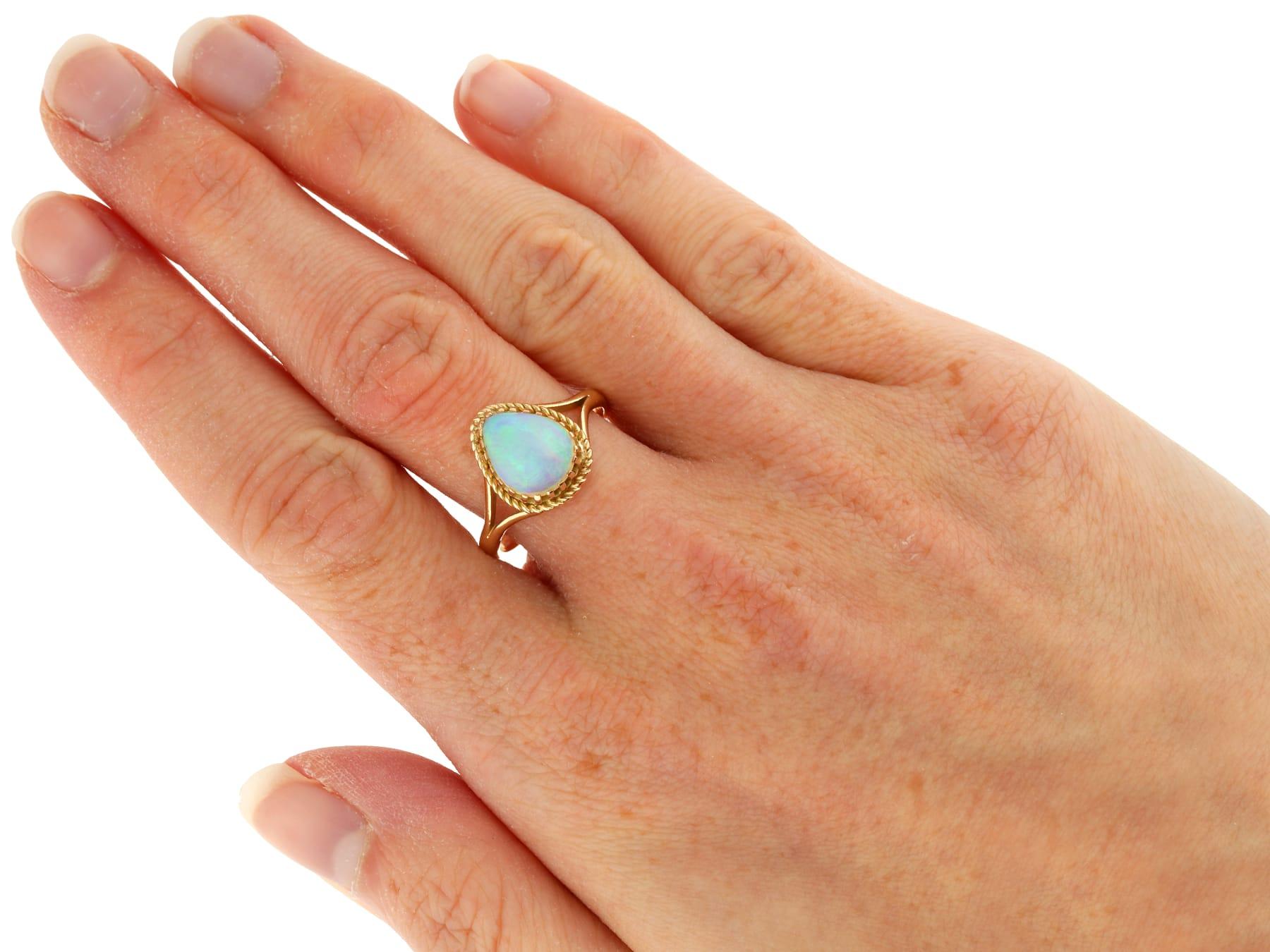 Vintage 1.80ct Opal and 9k Yellow Gold Ring Circa 1950 For Sale 2