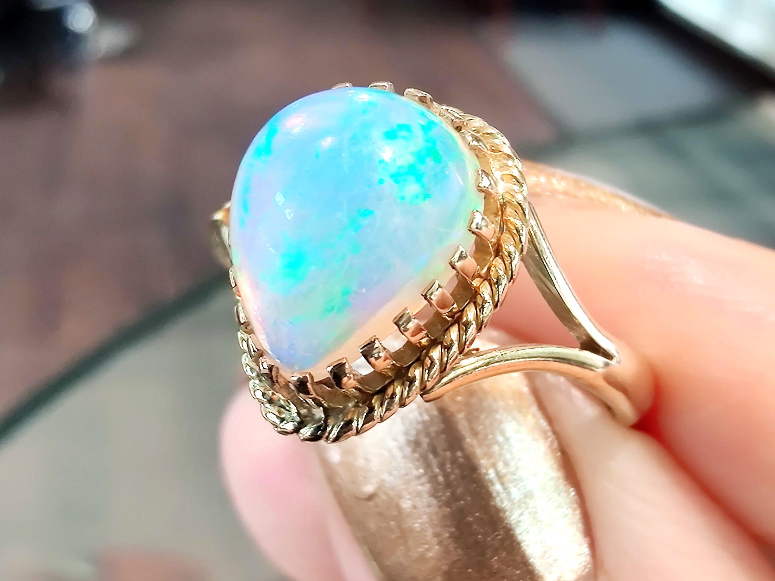Vintage 1.80ct Opal and 9k Yellow Gold Ring For Sale 5