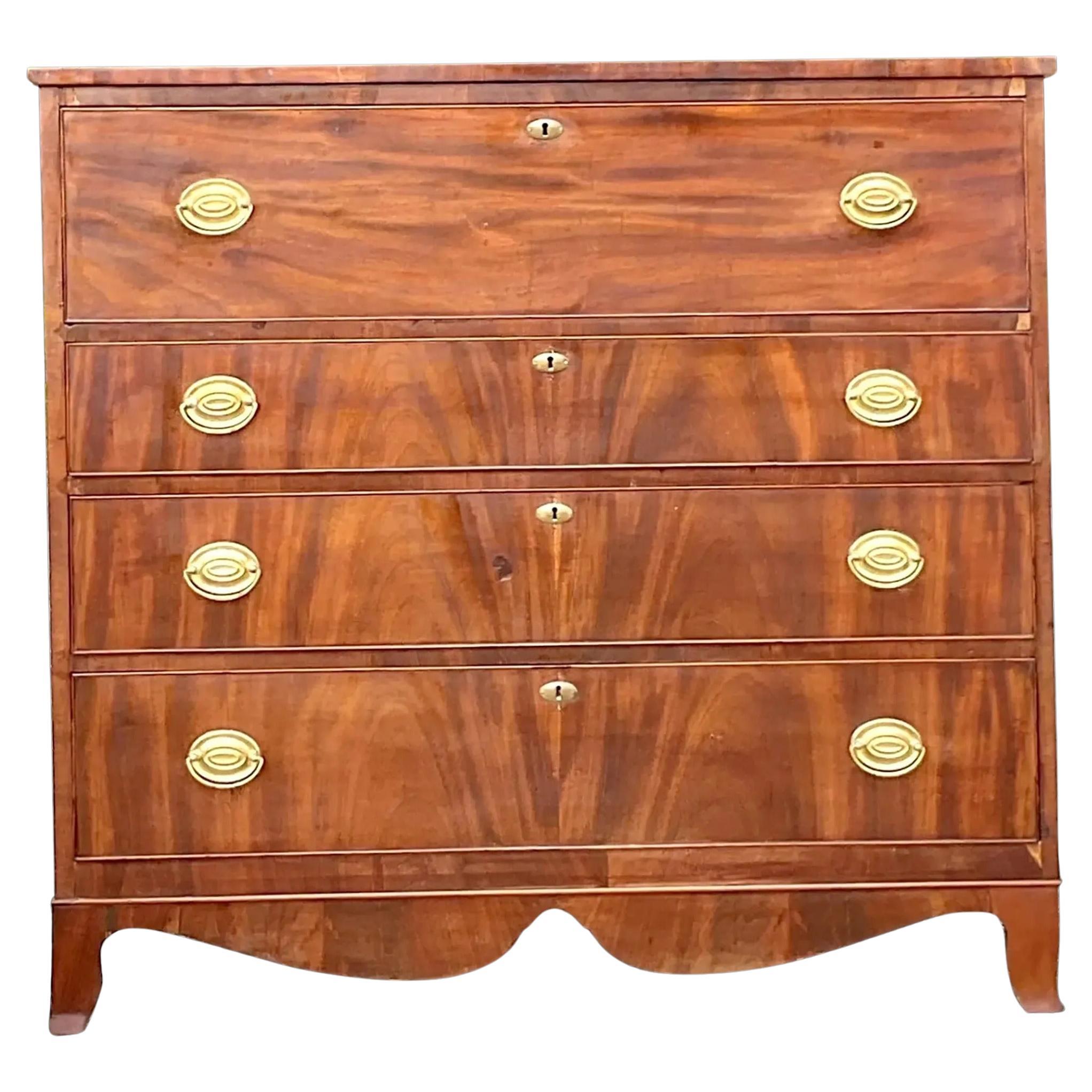 Hepplewhite-Kommode aus geflammtem Mahagoni, Federal Periode 1810