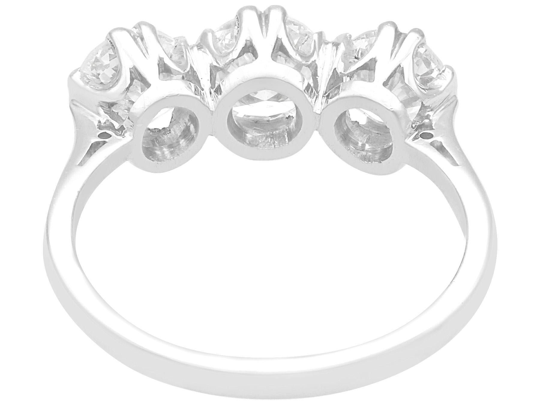 Trilogie-Ring aus 18 Karat Weißgold mit 1,82 Karat Diamant für Damen oder Herren im Angebot