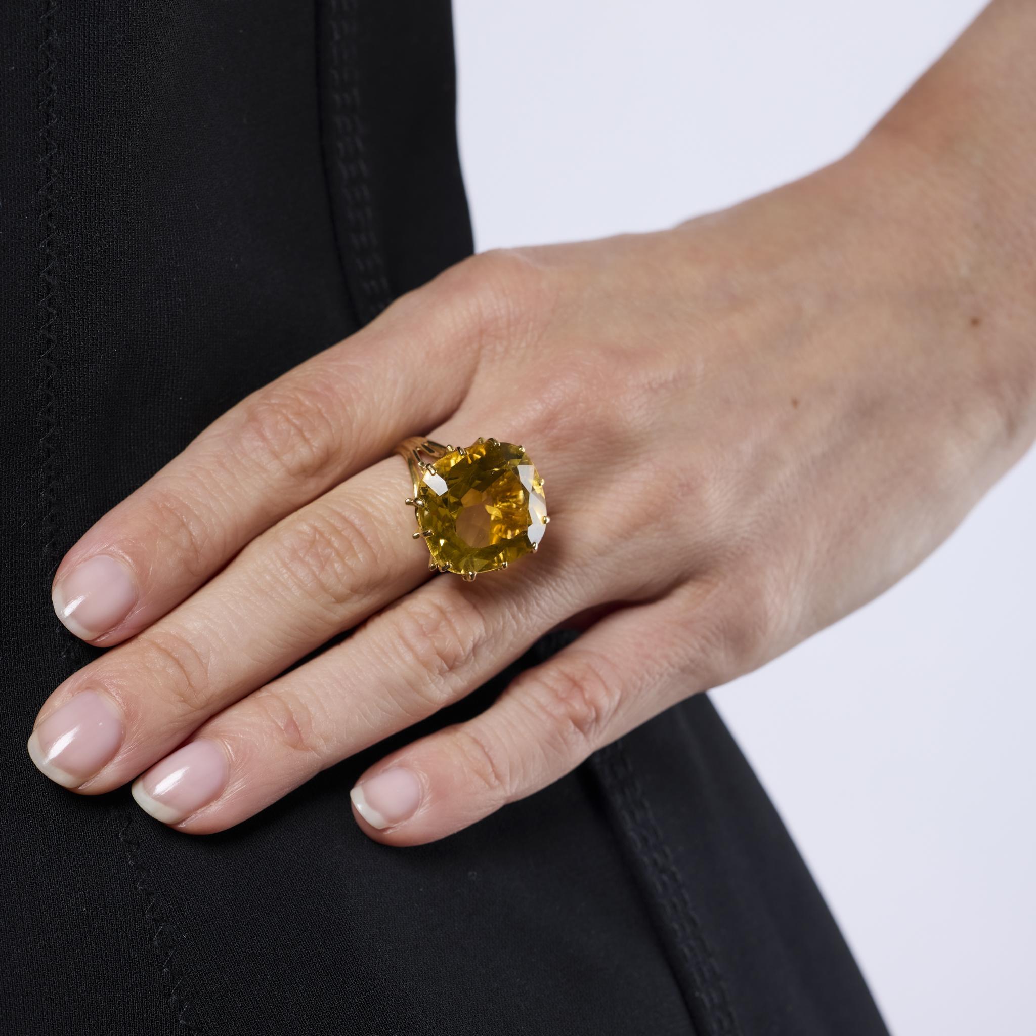 Taglio cuscino Anello cocktail d'epoca in oro giallo 18k con citrino taglio cuscino da 18,20 carati in vendita