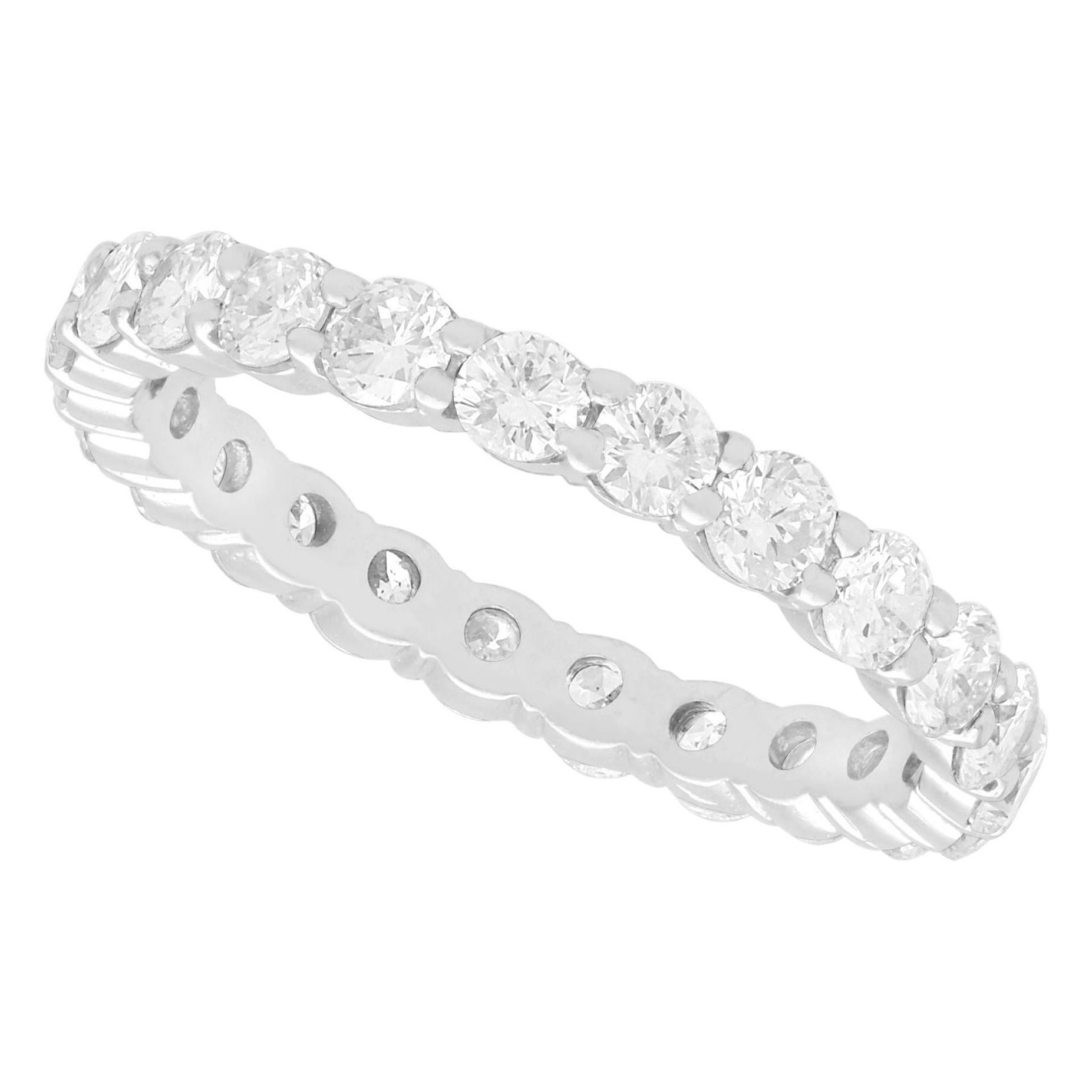 Verlobungsring aus Weißgold mit 1,84 Karat Diamant in voller Eternity im Angebot