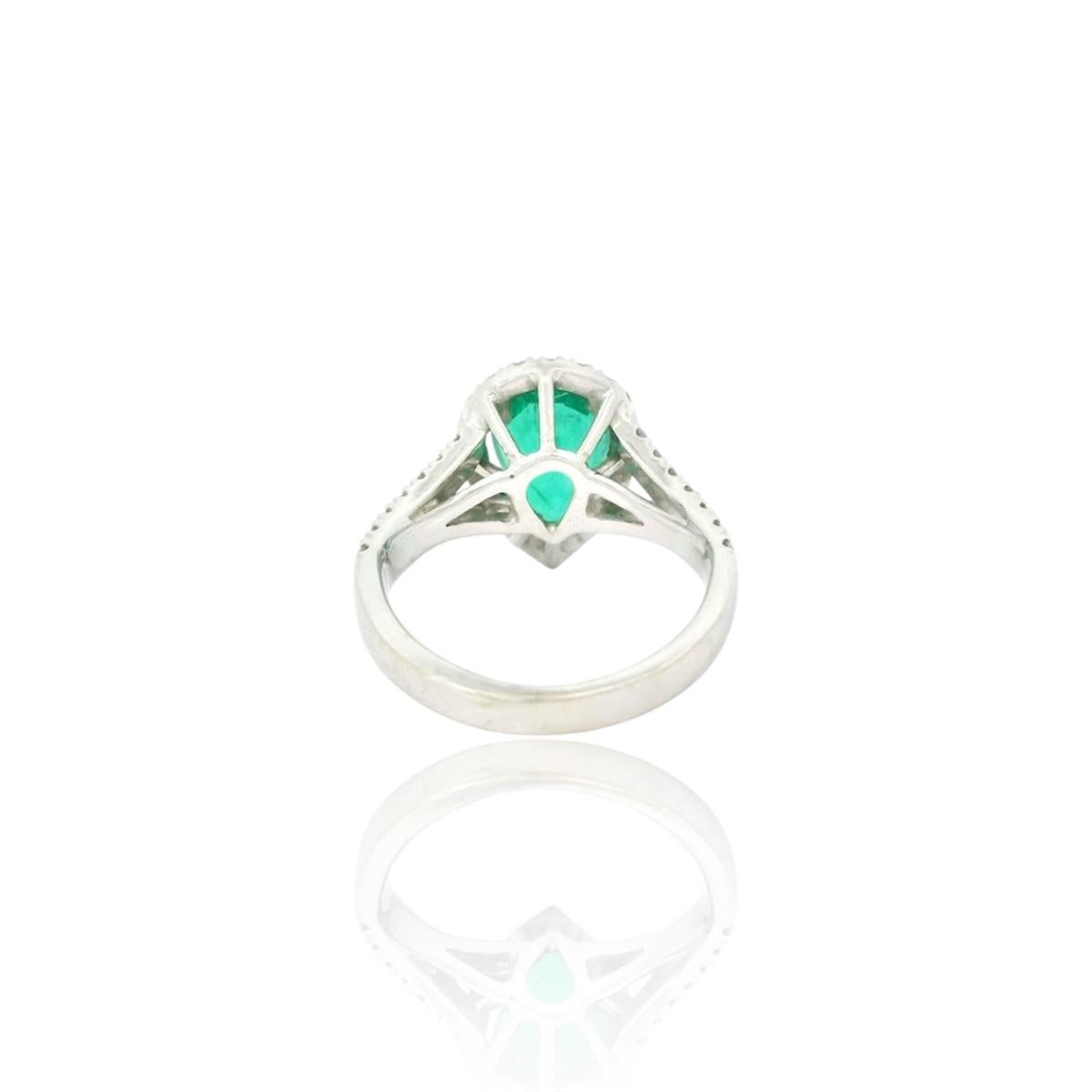 Vintage Weißgold 18K Ring. 

Der Ring ist mit einem birnenförmigen sambischen Smaragd (Minor Öl; Eine schnelle Überprüfung wurde in einem Edelsteinlabor durchgeführt) von ca. 1,85 Karat und 50 Brillanten für insgesamt ca. 0,50 Karat (geschätzte H