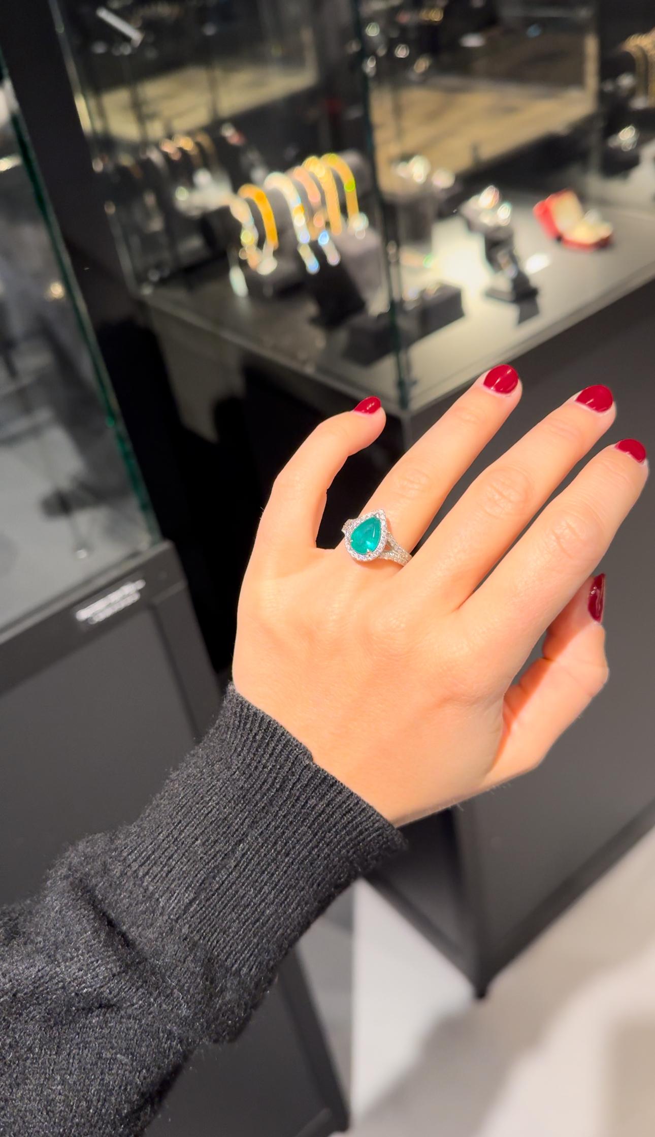 Vintage 1,85 Karat Smaragd und Diamantring in Birnenform für Damen oder Herren im Angebot