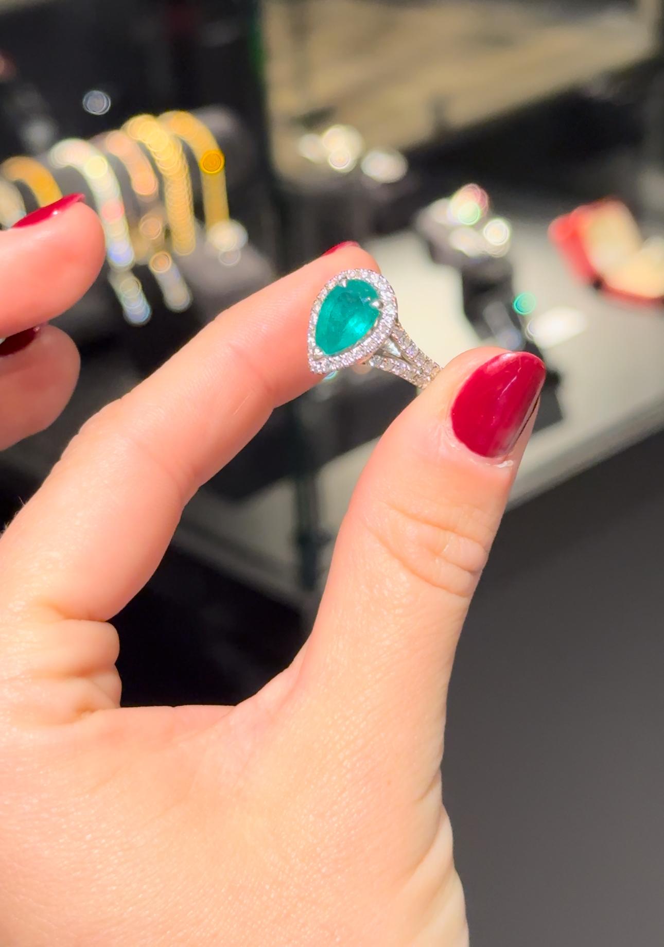 Vintage 1,85 Karat Smaragd und Diamantring in Birnenform im Angebot 1