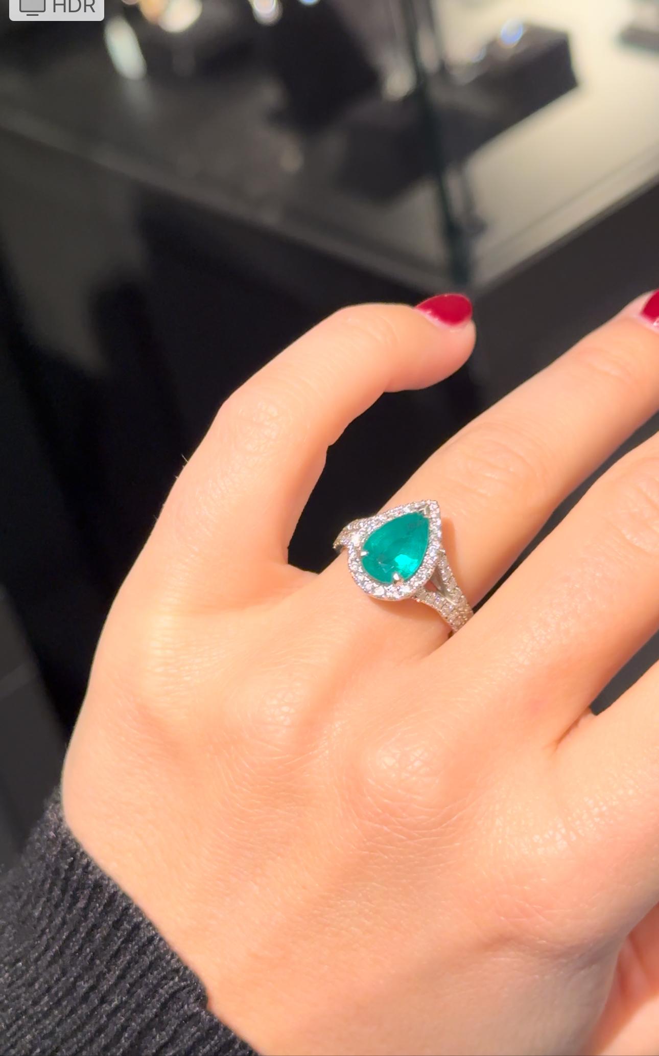 Vintage 1,85 Karat Smaragd und Diamantring in Birnenform im Angebot 2