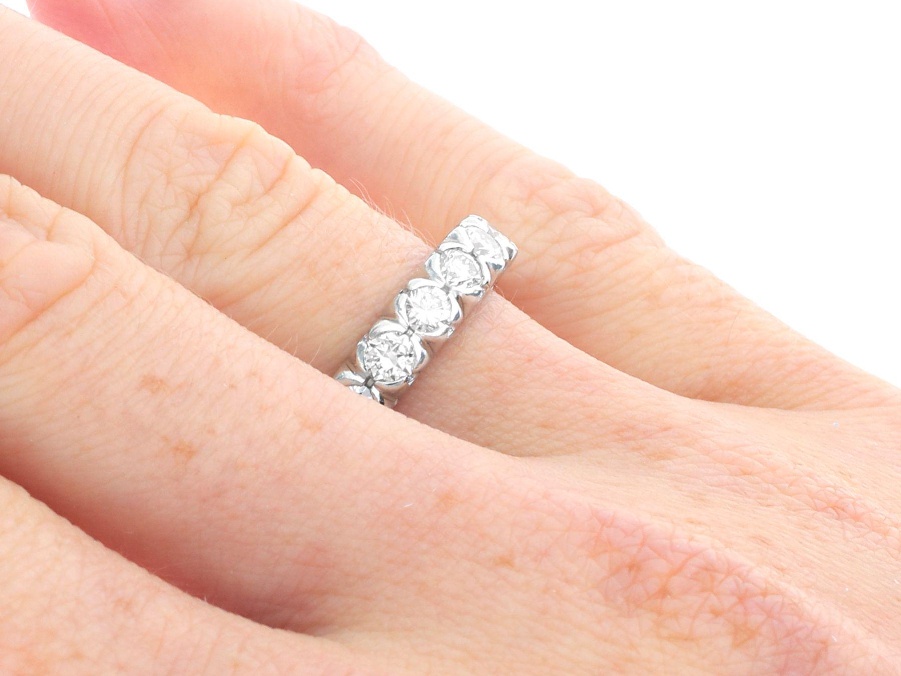 Eternity-Ring aus Platin mit 1,85 Karat Diamant im Angebot 2