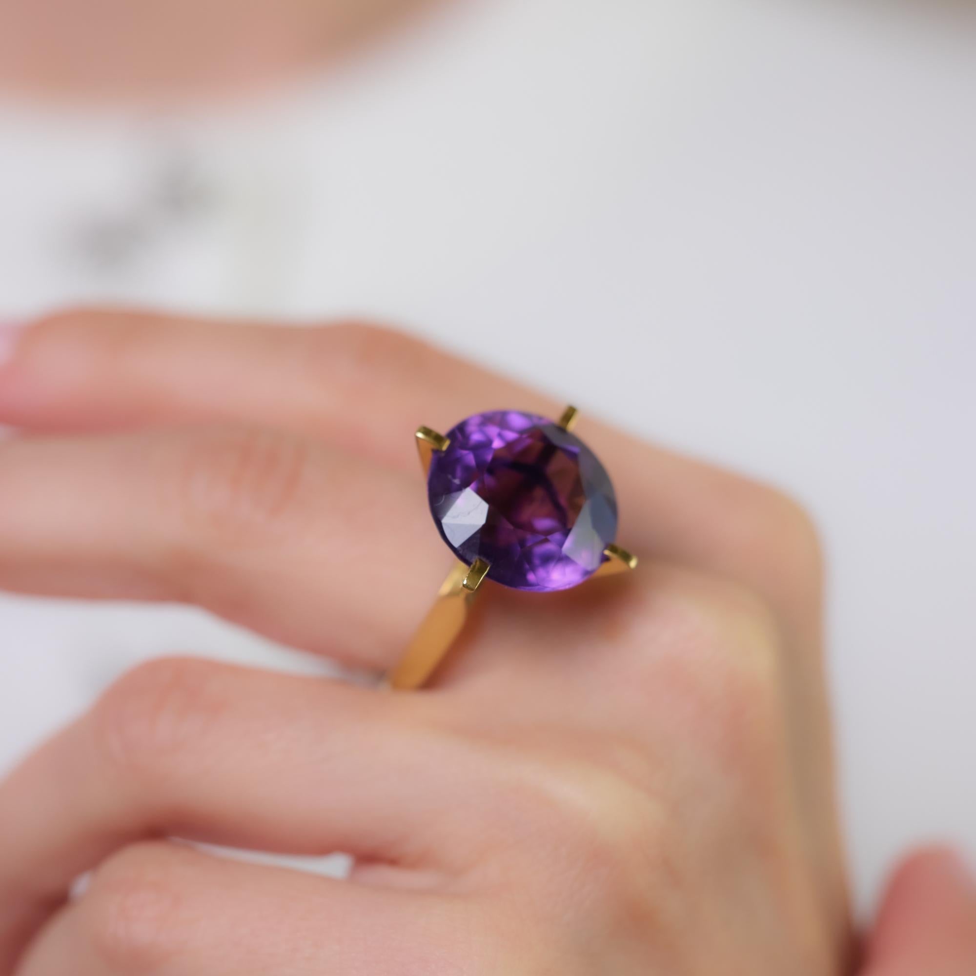 Brilliant Cut Vintage 18.50 carat amethyst 18k yellow gold cocktail ring For Sale