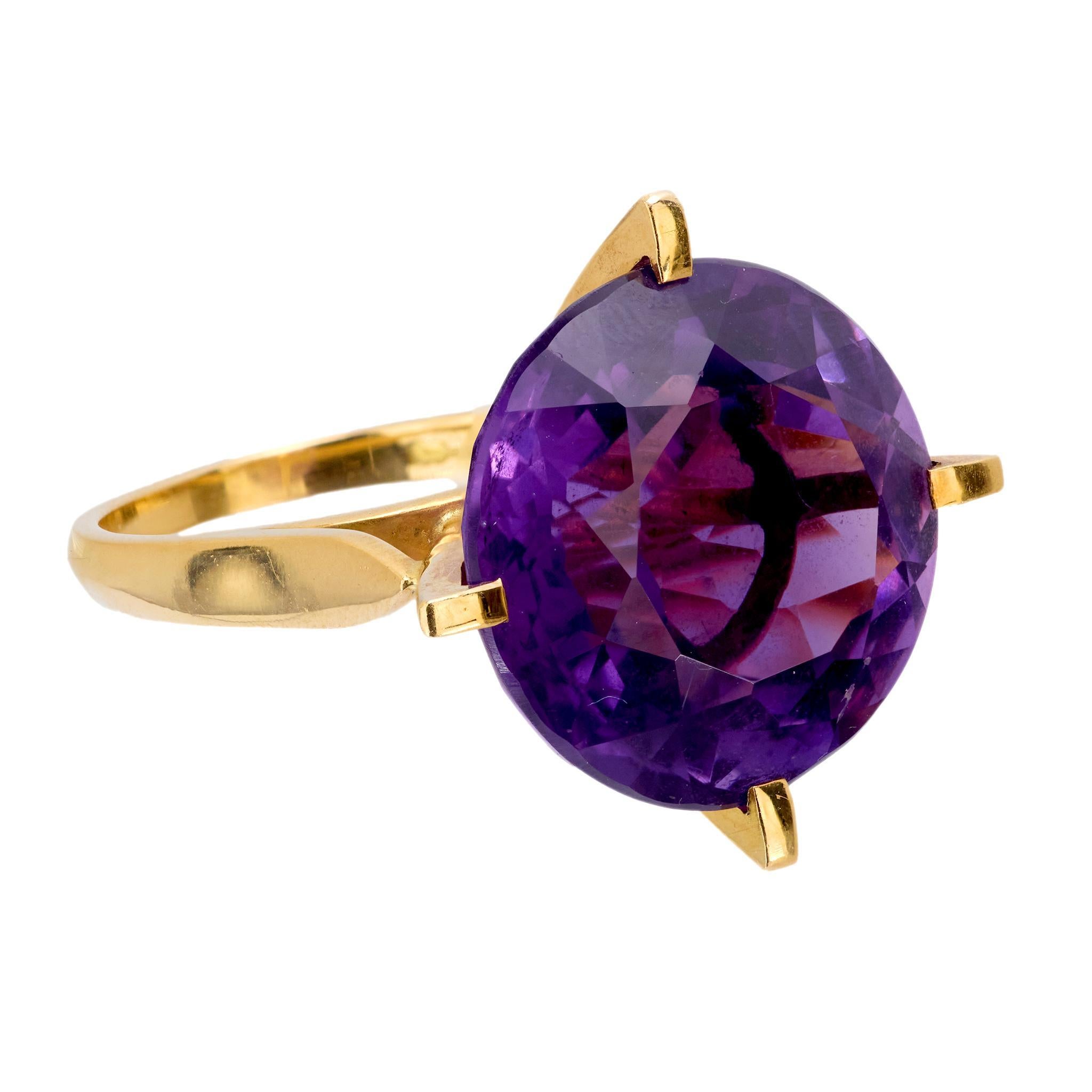 Vintage 18.50 carat amethyst 18k yellow gold cocktail ring In Excellent Condition For Sale In Beverly Hills, CA