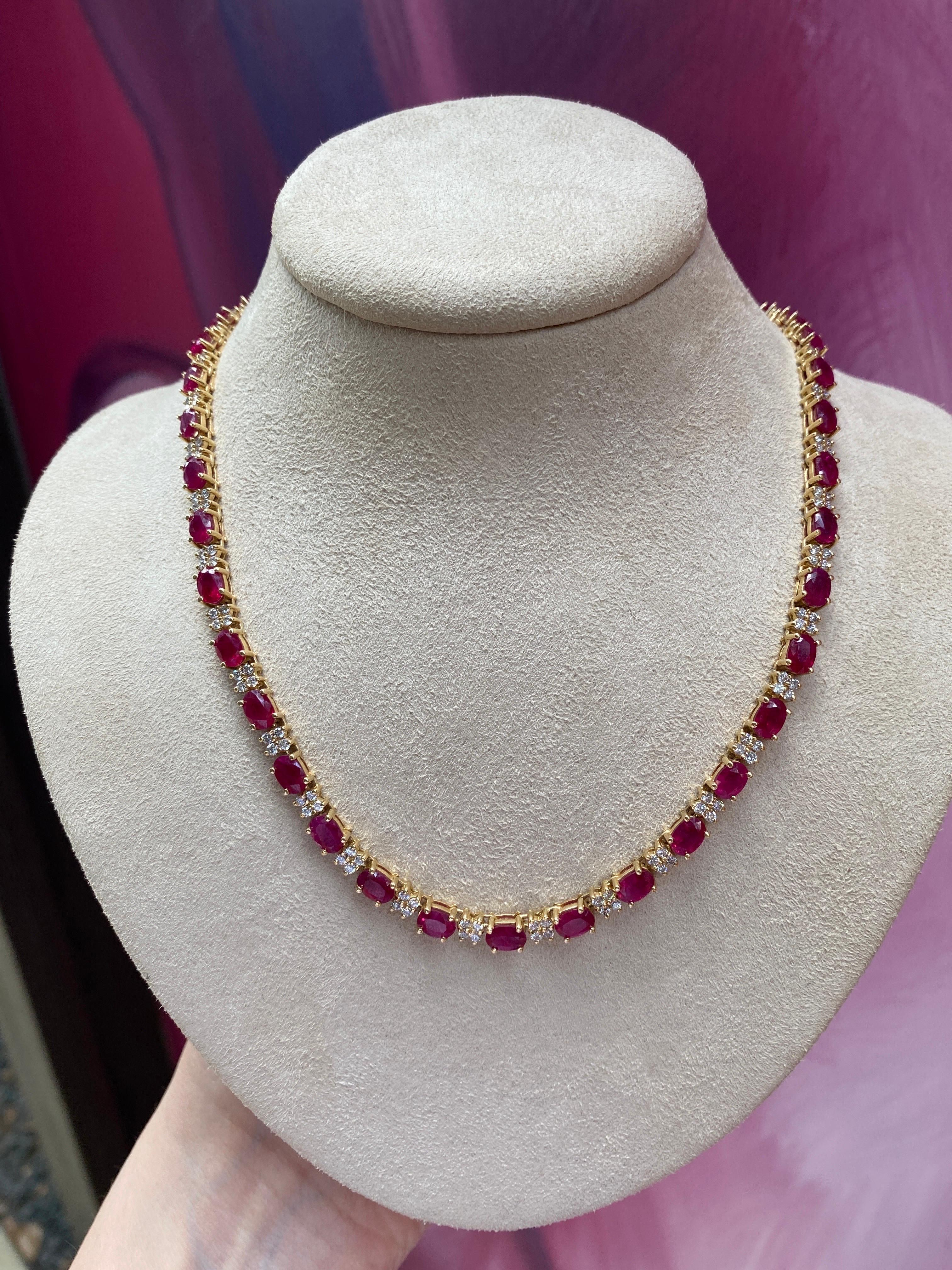 Taille ovale Collier vintage en or jaune 14 carats, rubis taille ovale 18,50 carats et diamants 4,10 carats en vente