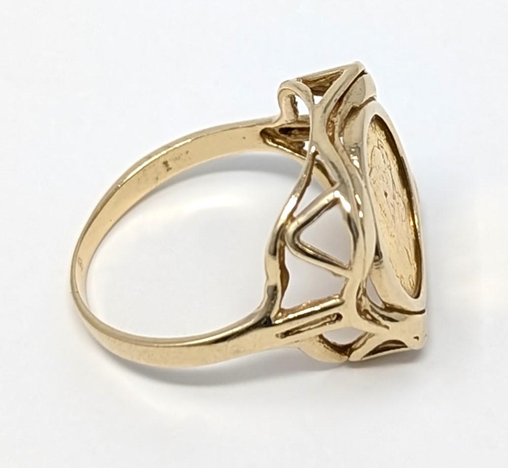 Pièce de monnaie en or de 1851 Liberty Head encastrée dans une monture en or jaune massif 14k ajouré. Cette bague unique convient parfaitement à un doigt de taille 7,5 et mesure 15,5 mm à ses points les plus hauts et 1,8 mm à ses points les plus