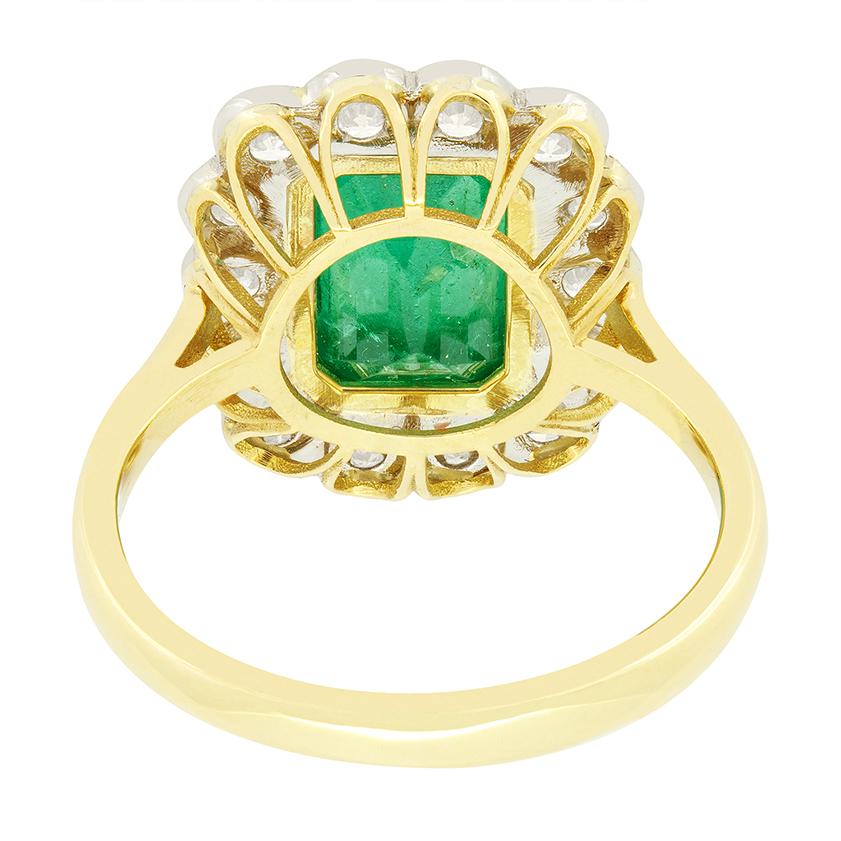 Vintage 1.85ct Emerald and Diamond Cluster Ring, c.1970s im Zustand „Gut“ im Angebot in London, GB