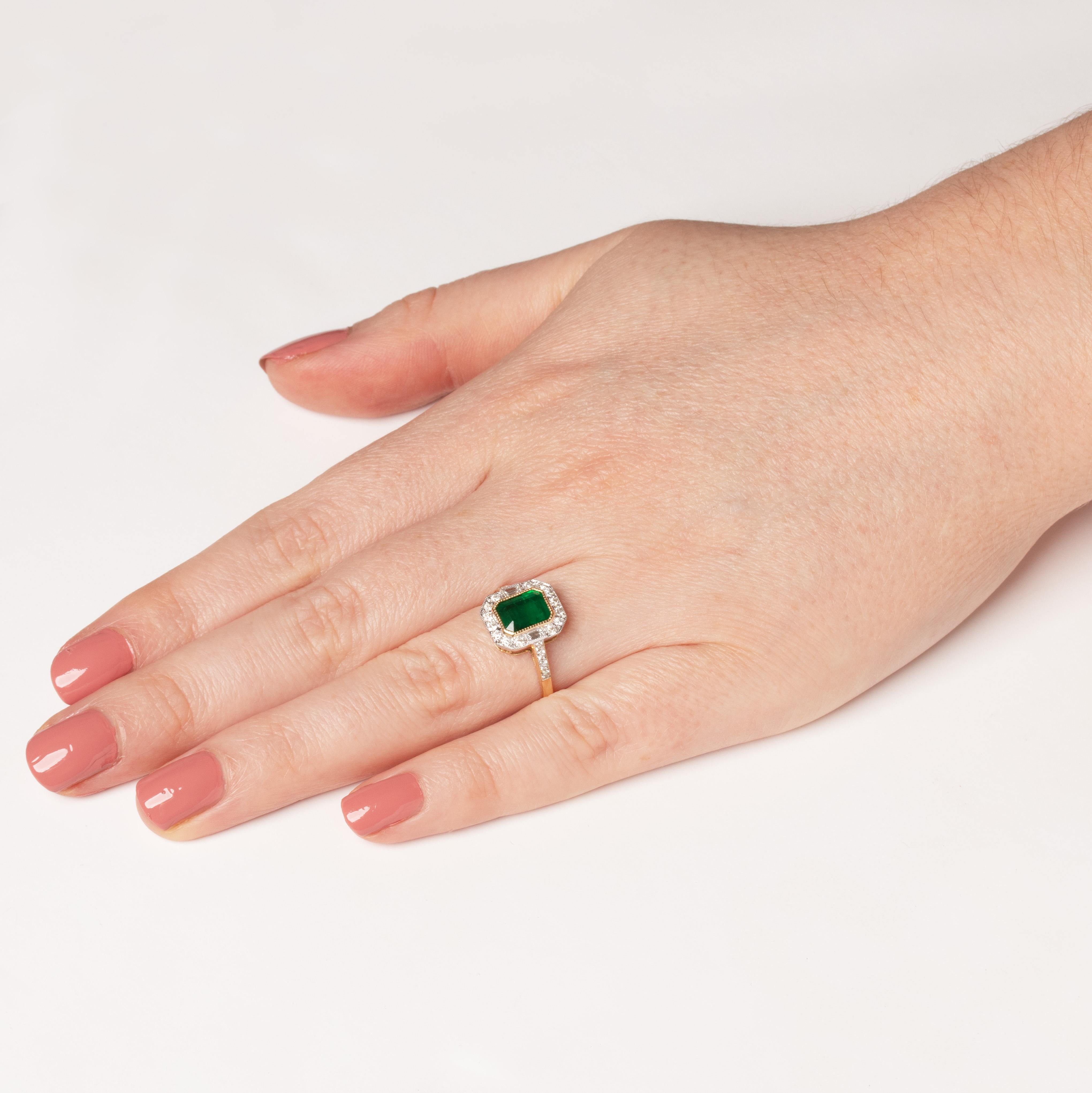 Vintage 1,85ct Smaragd und Diamant Cluster Ring, ca. 1970er Jahre für Damen oder Herren im Angebot