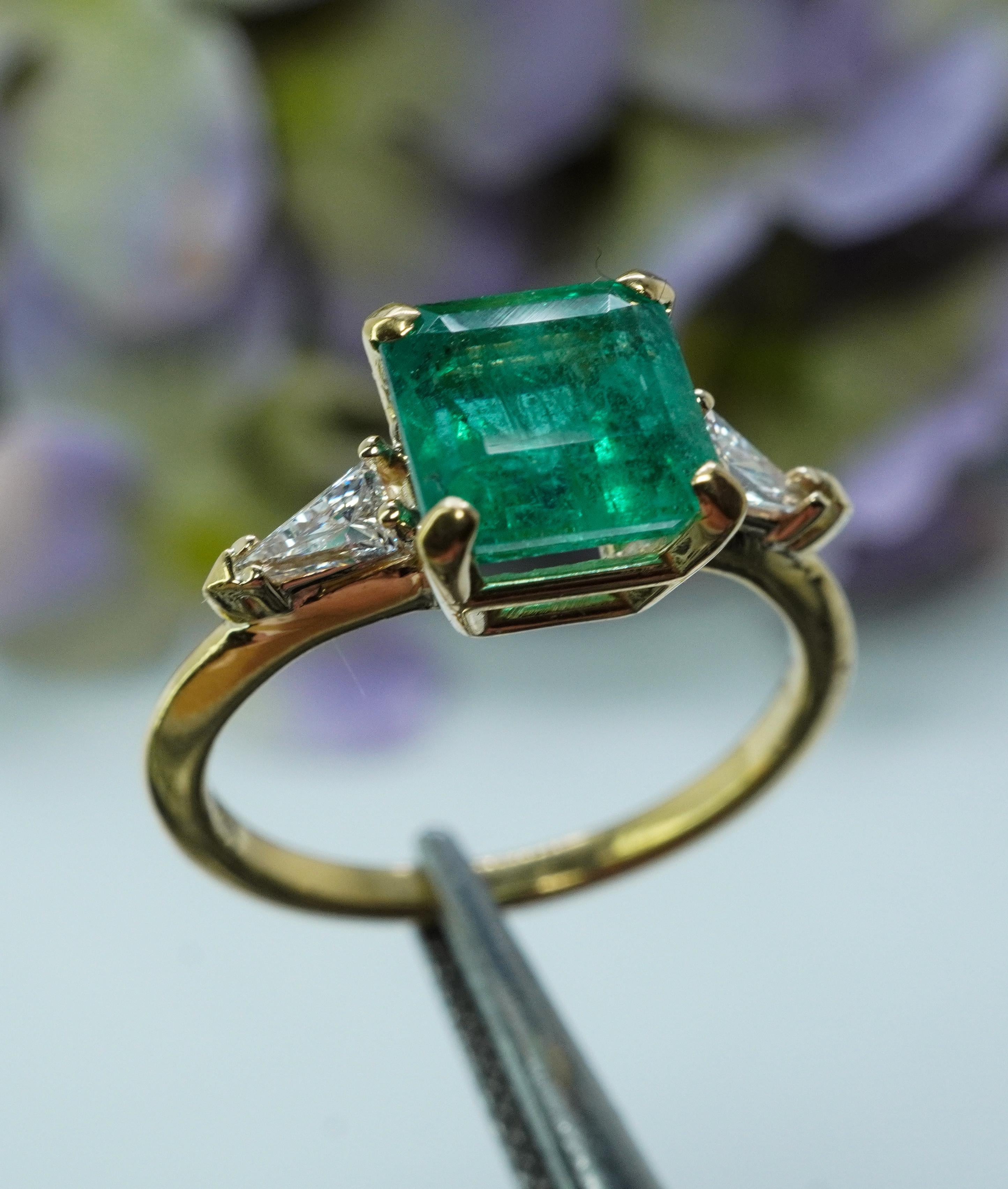  Vintage 1.86ct Smaragd Trilliant Diamant 3-Stein Statement Ring Estate 

 Dieses faszinierende Vintage-Stück ist aus luxuriösem und teurem 18-karätigem Gelbgold gefertigt. Featured in der Mitte ist eine echte Erde abgebaut Smaragd geschnitten